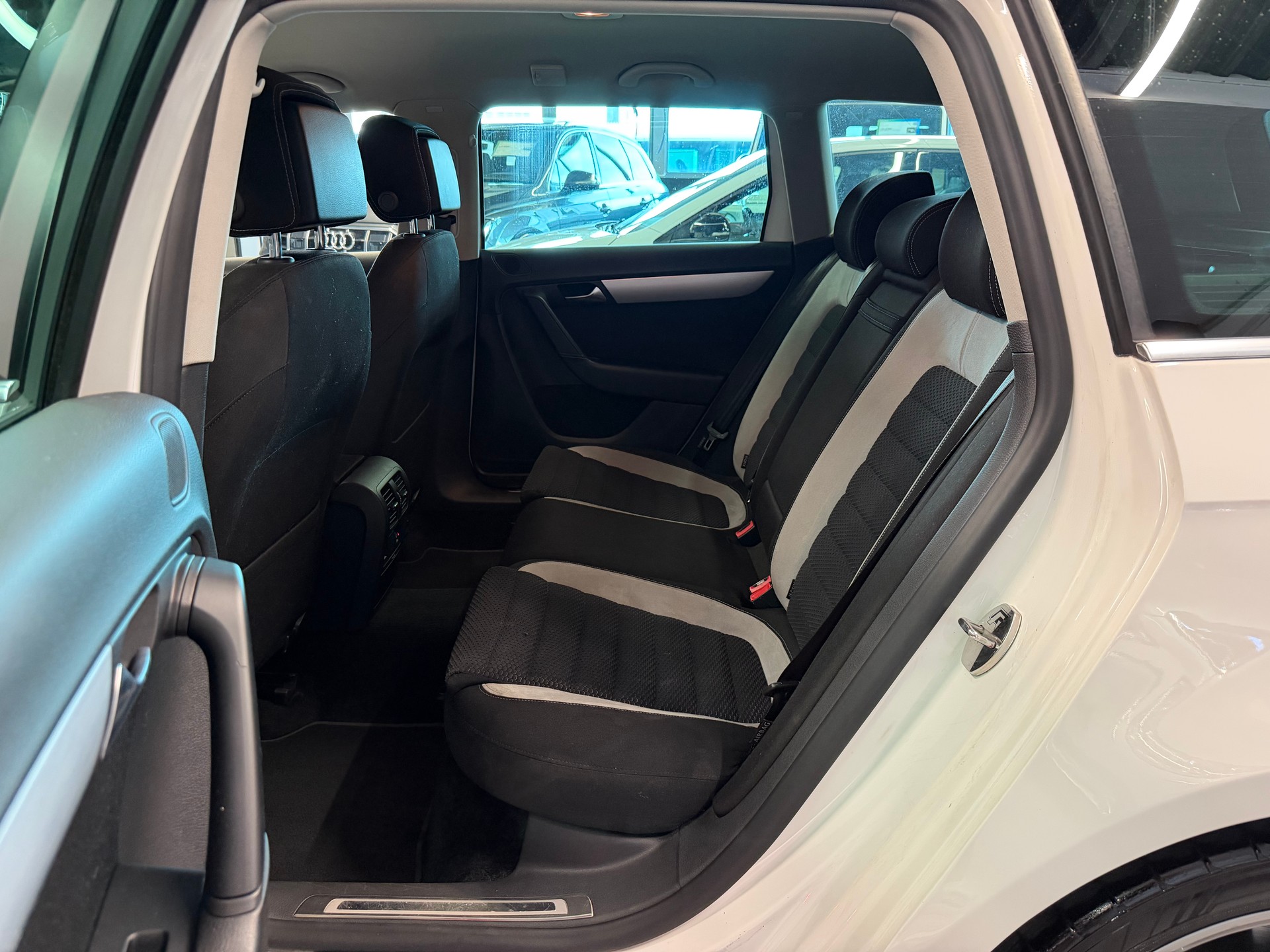 VW Passat Variant 2.0 TDI BMT R-Line 4MDSG-image-18