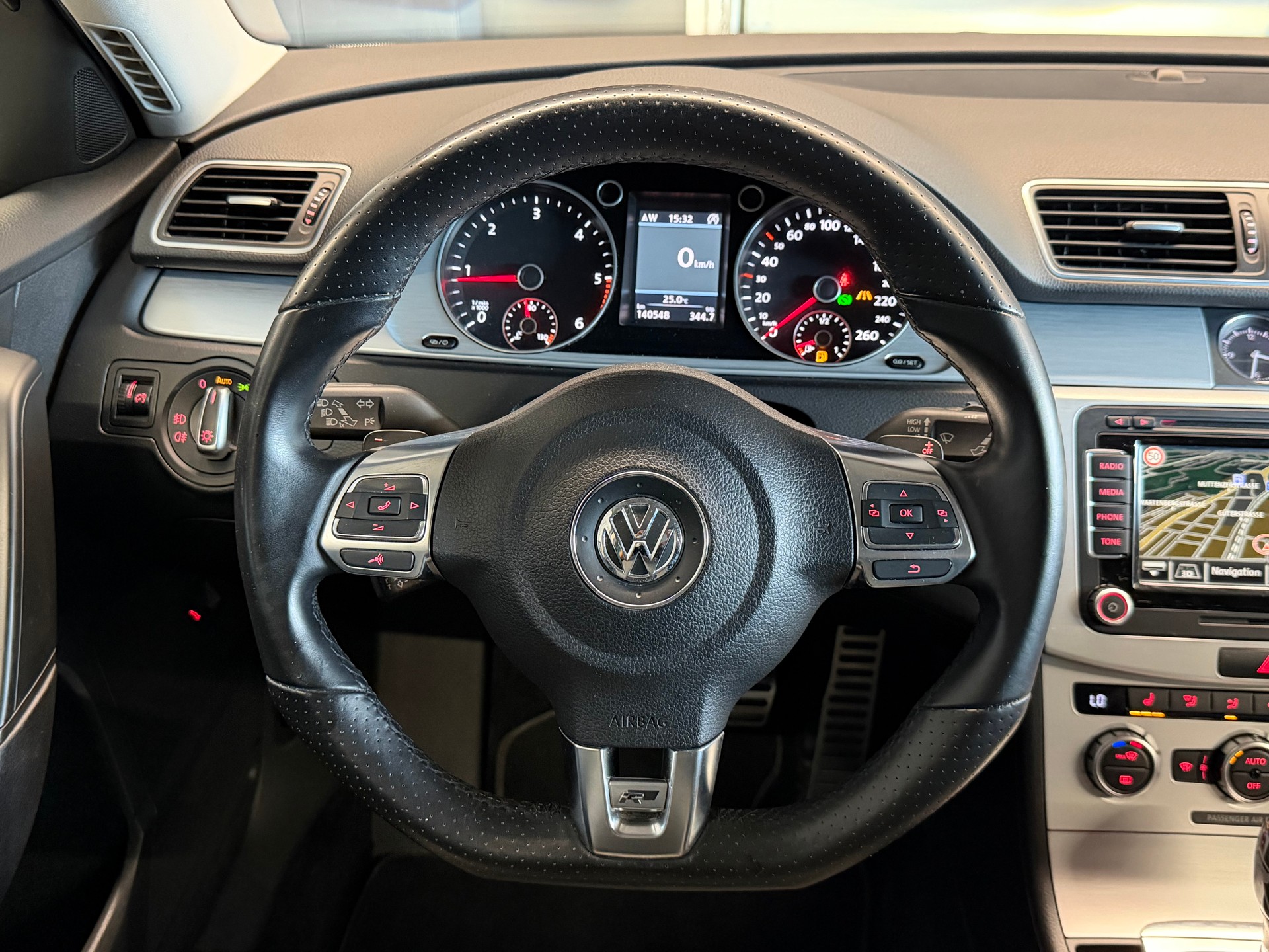 VW Passat Variant 2.0 TDI BMT R-Line 4MDSG-image-17
