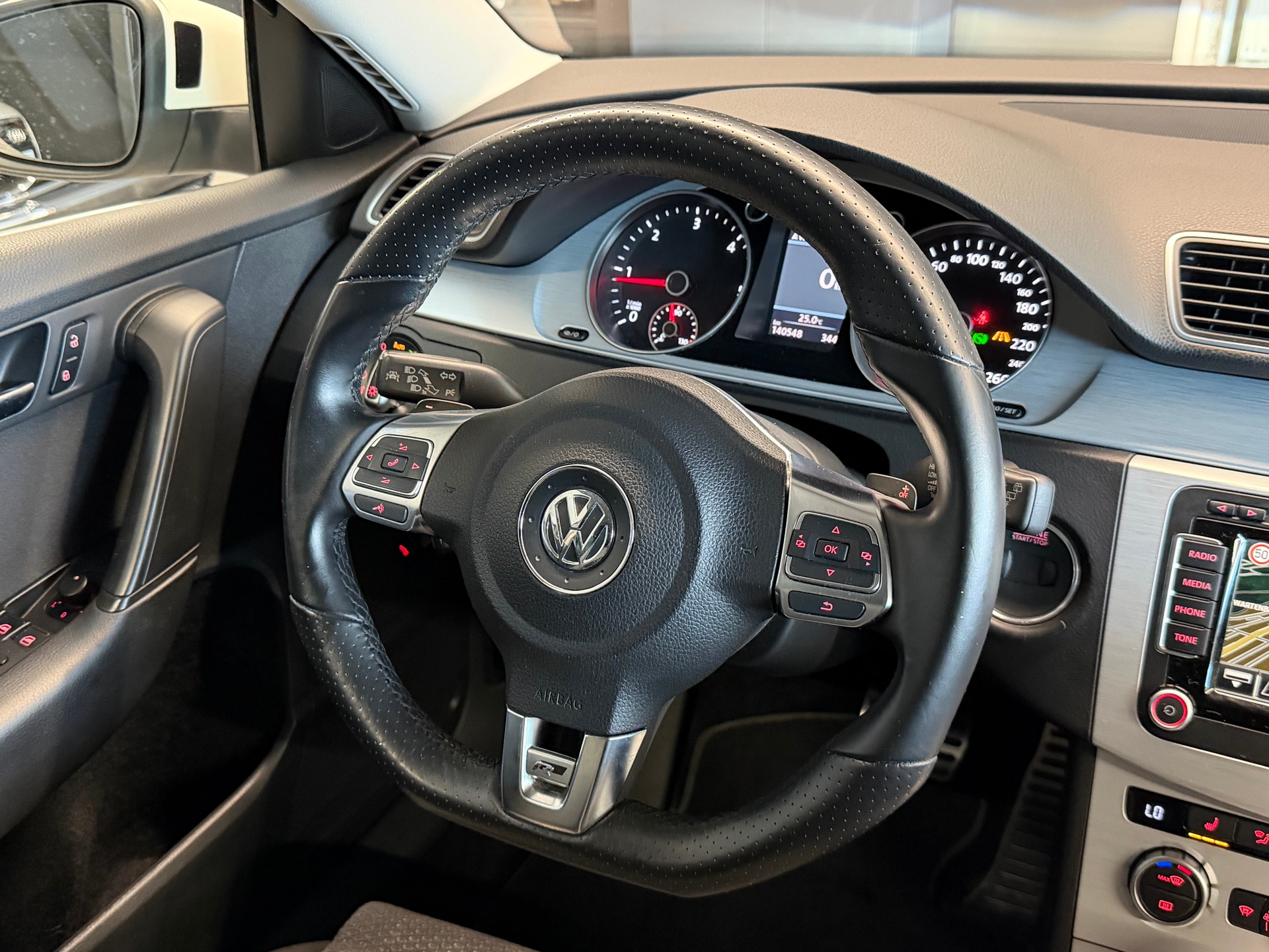 VW Passat Variant 2.0 TDI BMT R-Line 4MDSG-image-16