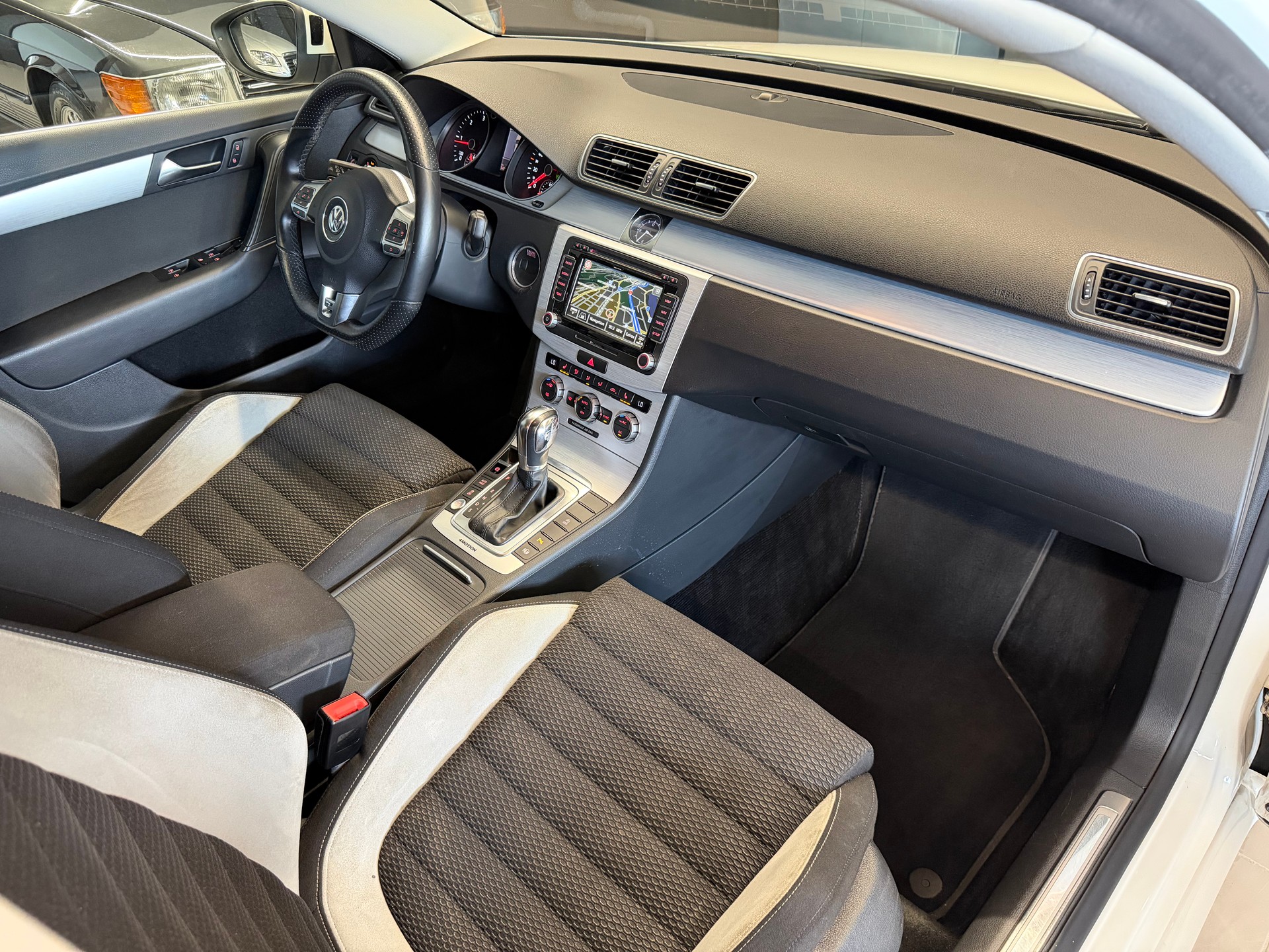 VW Passat Variant 2.0 TDI BMT R-Line 4MDSG-image-11