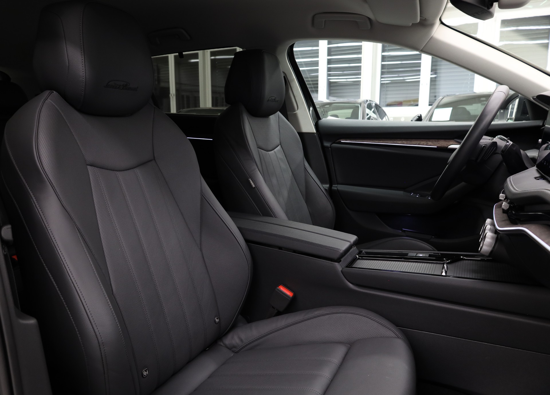 SKODA Superb Combi 2.0 TSI L & K 4x4 DSG-image-17