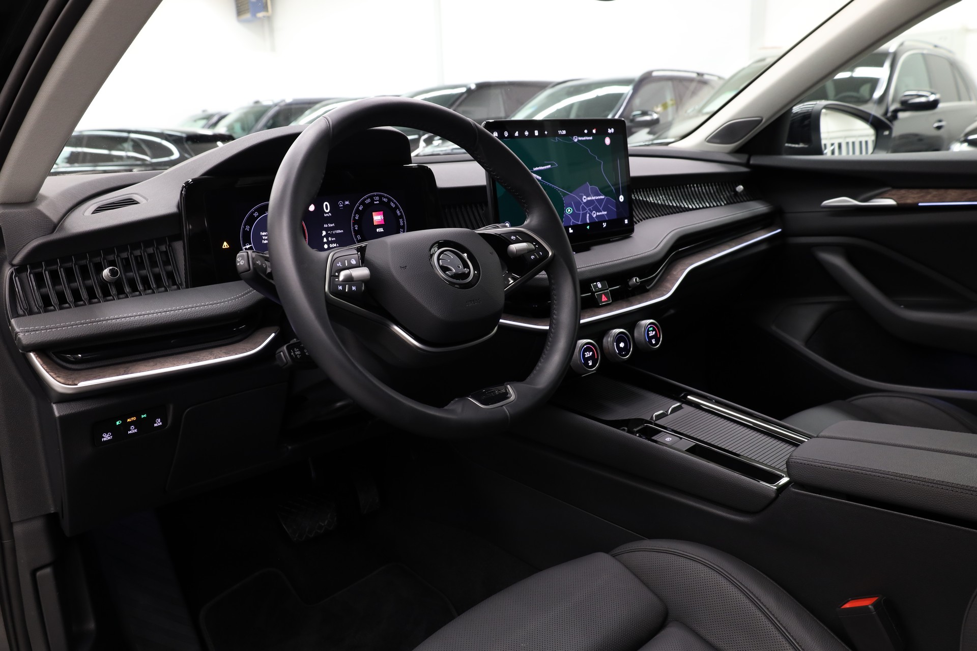 SKODA Superb Combi 2.0 TSI L & K 4x4 DSG-image-18