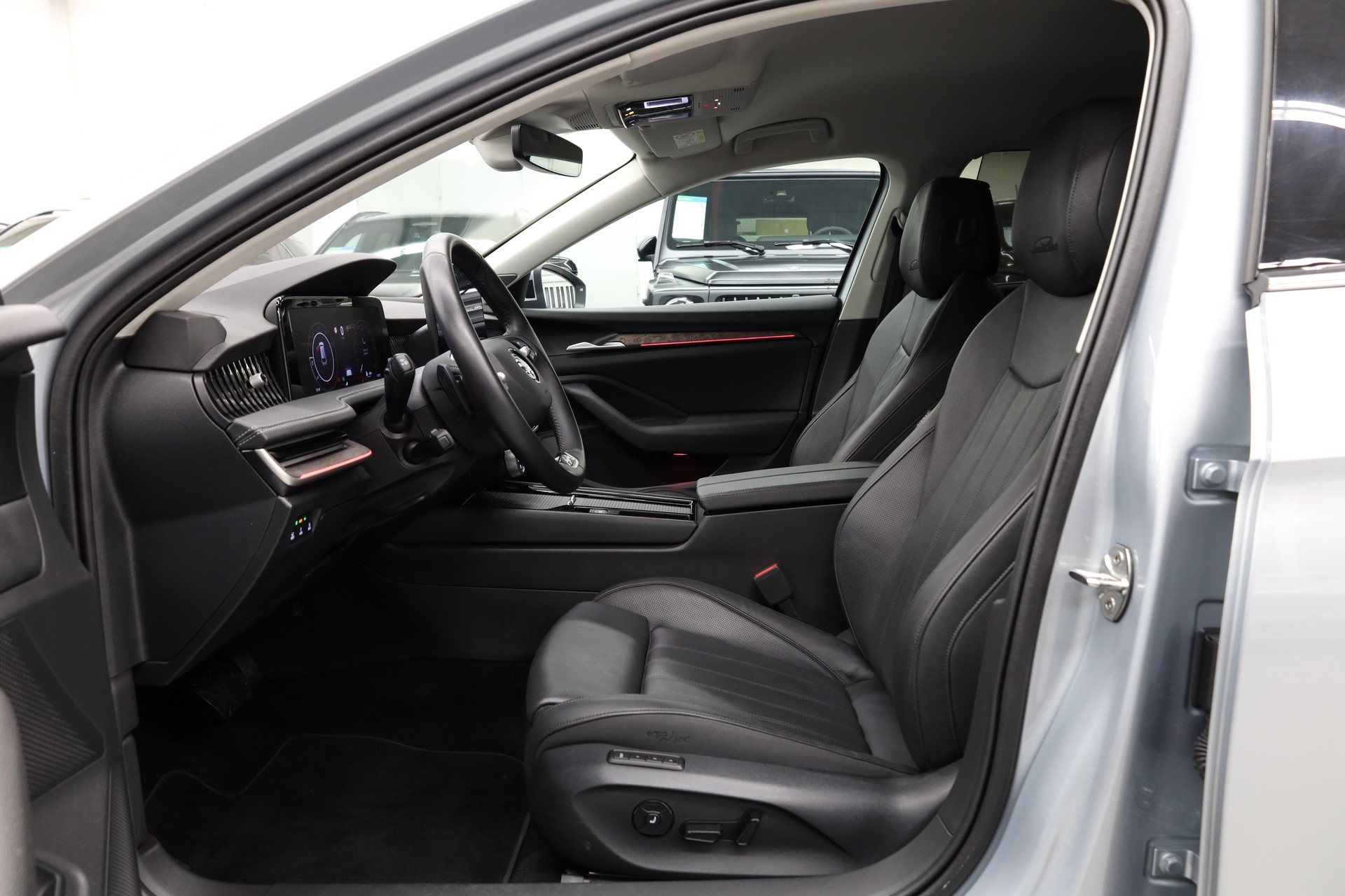 SKODA Superb Combi 2.0 TSI L & K 4x4 DSG-image-15