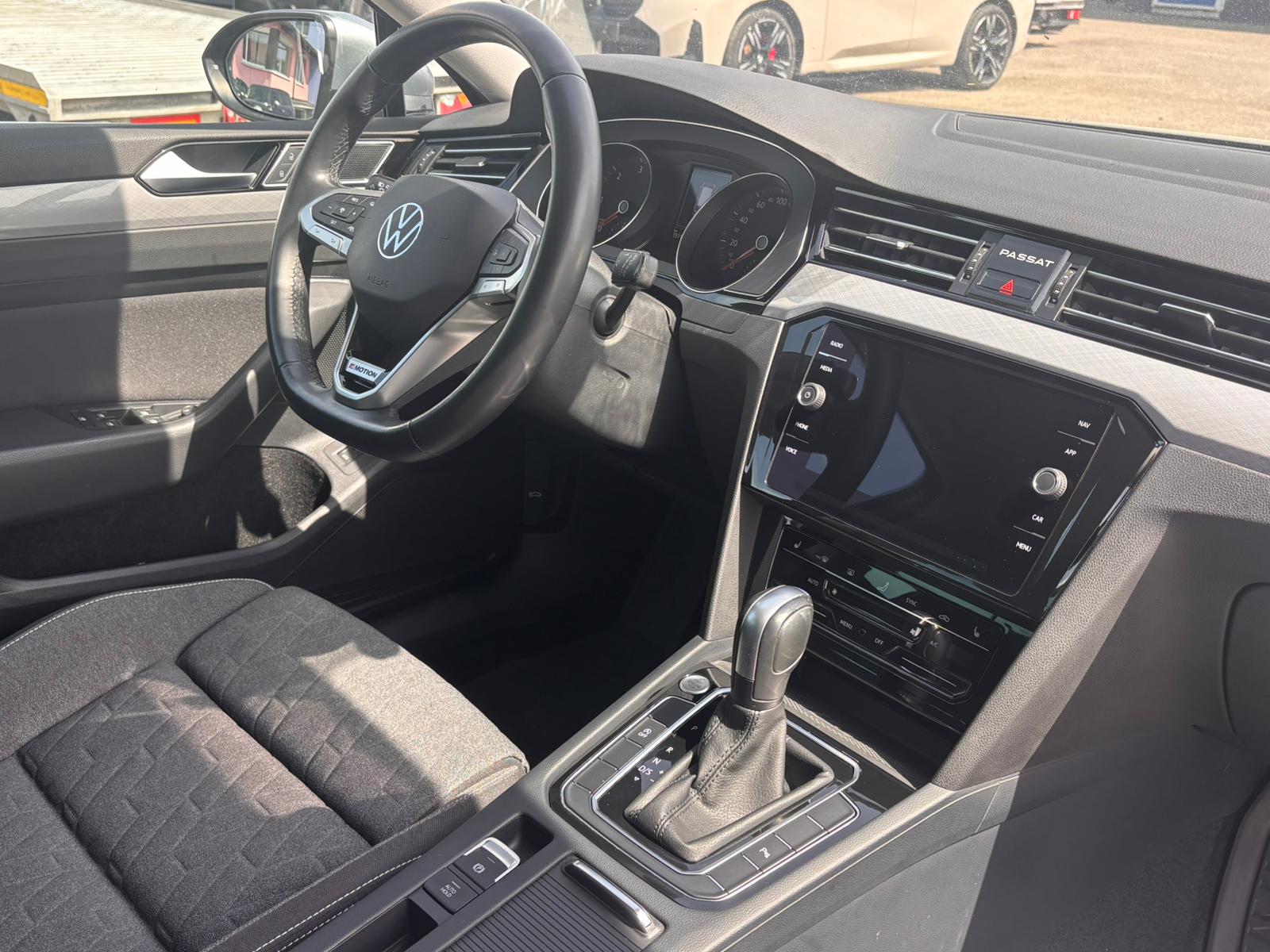VW Passat 2.0 TDI BMT Elegance 4Motion DSG-image-14