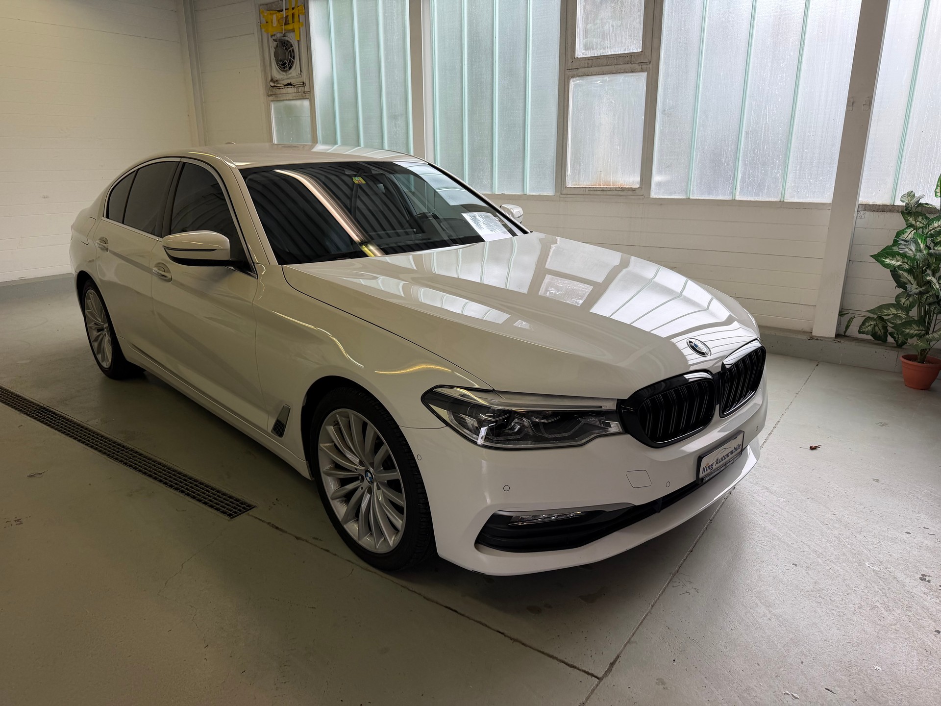 BMW 520d Steptronic | Frisch MFK | Navi | Adaptiv LED | Driving Assistant-image-0