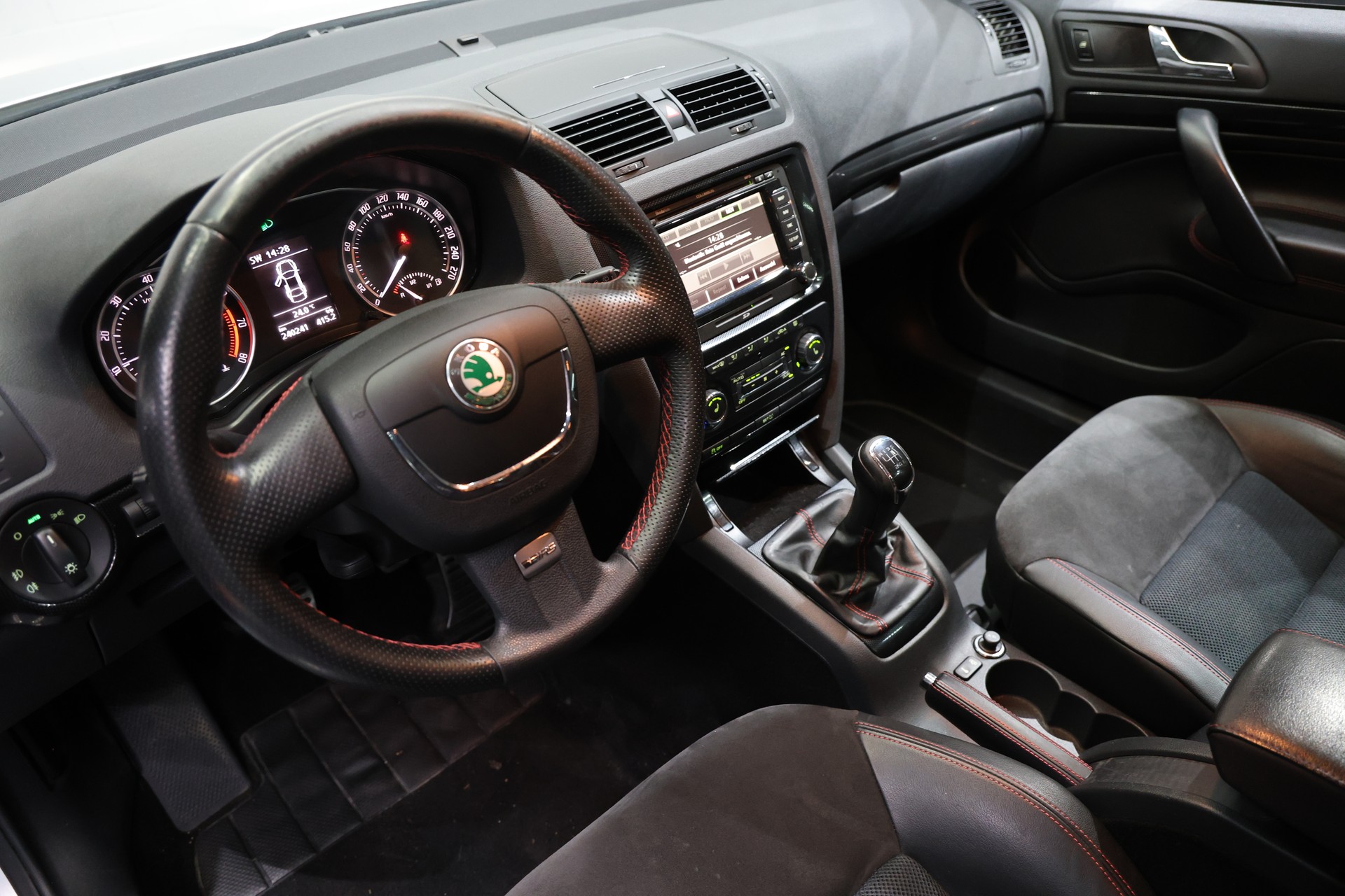 SKODA Octavia Combi 2.0 TSI RS-image-12