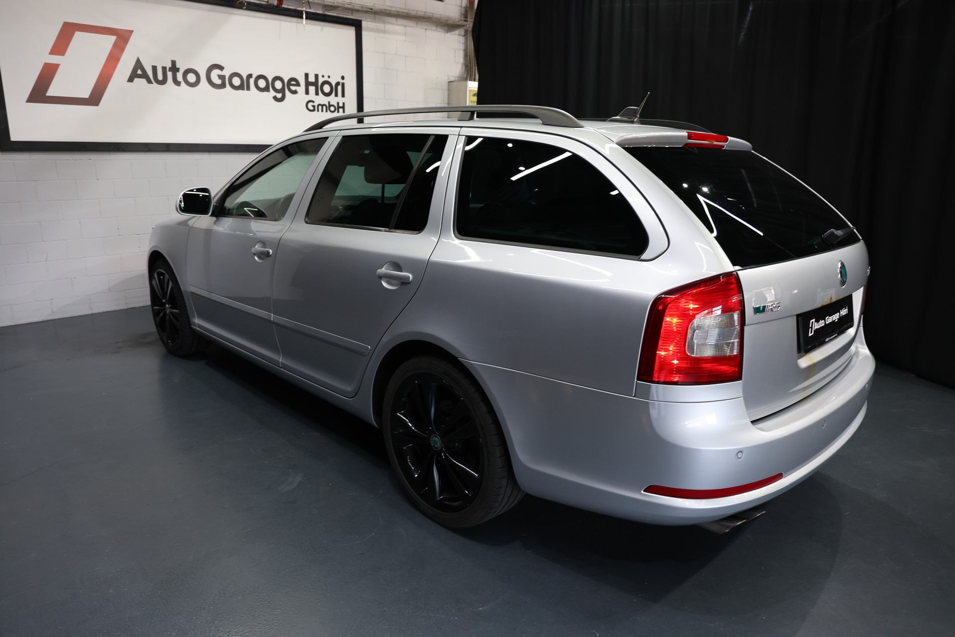 SKODA Octavia Combi 2.0 TSI RS-image-9
