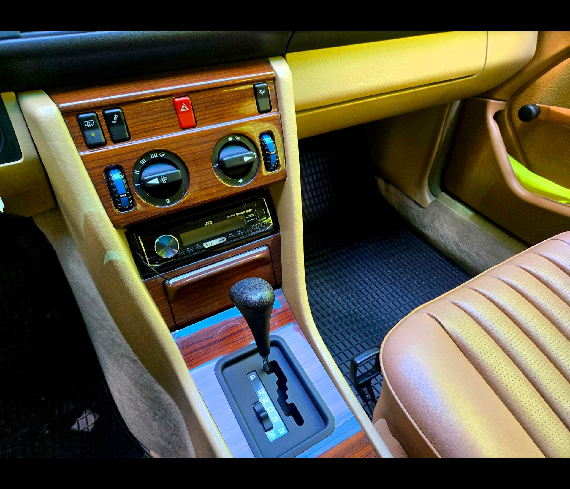 MERCEDES-BENZ 300 E-image-3