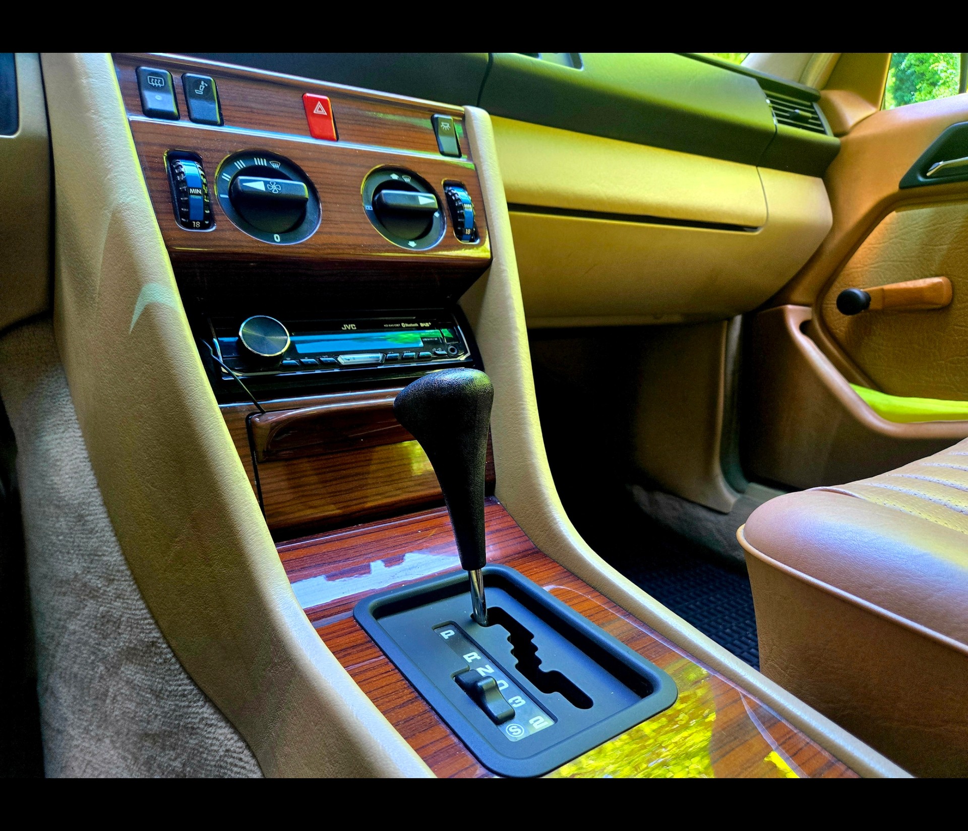 MERCEDES-BENZ 300 E-image-8