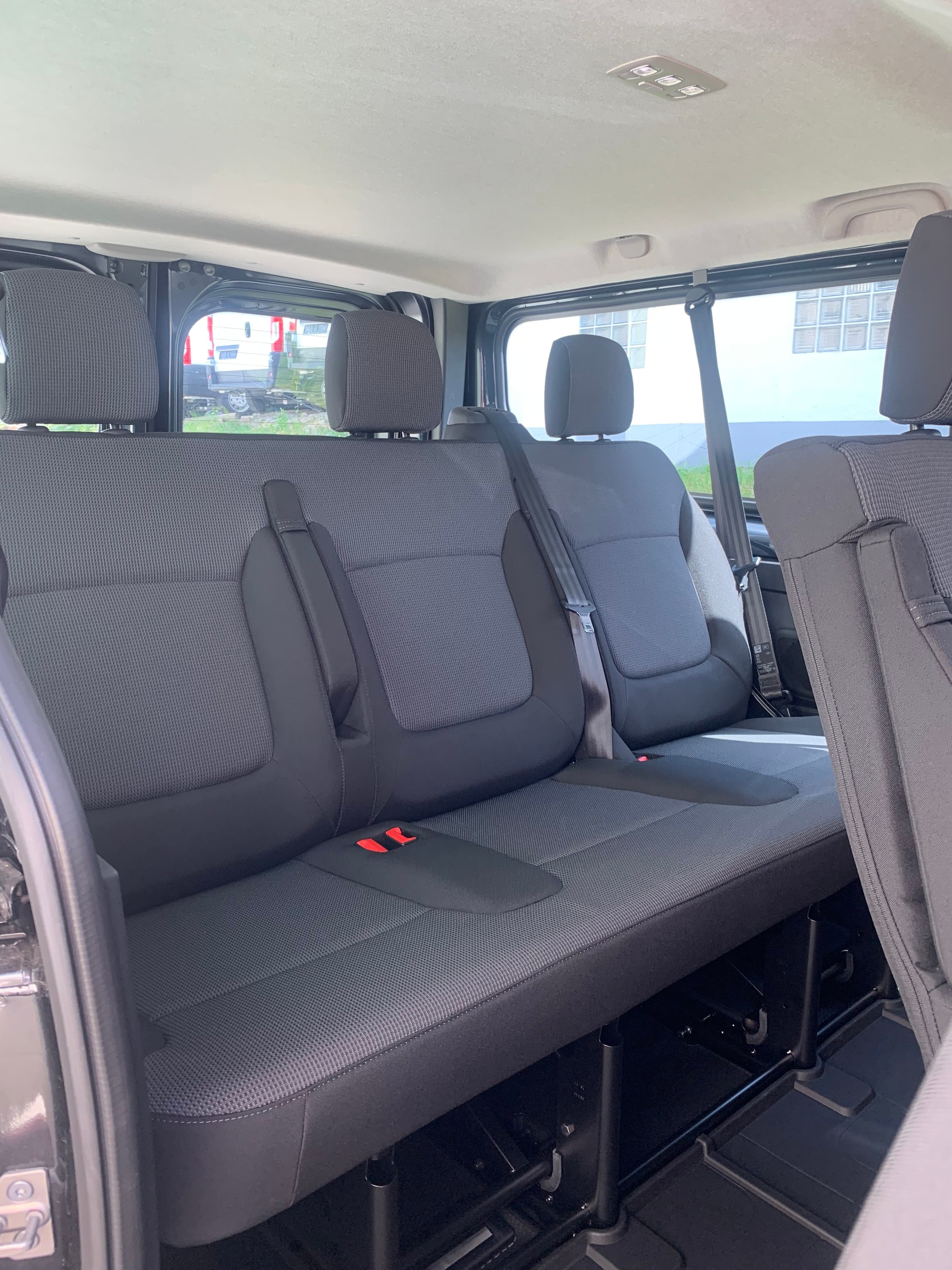 RENAULT Trafic Blue dCi 150 Grand Pasagier Techno-showroom-element-3