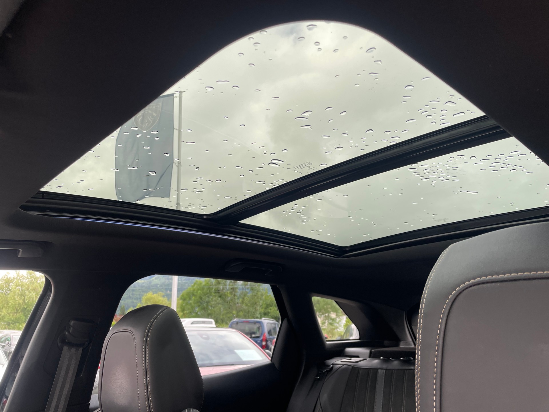 PEUGEOT 3008 300e Hybrid4 GT Pack EAT8-image-9