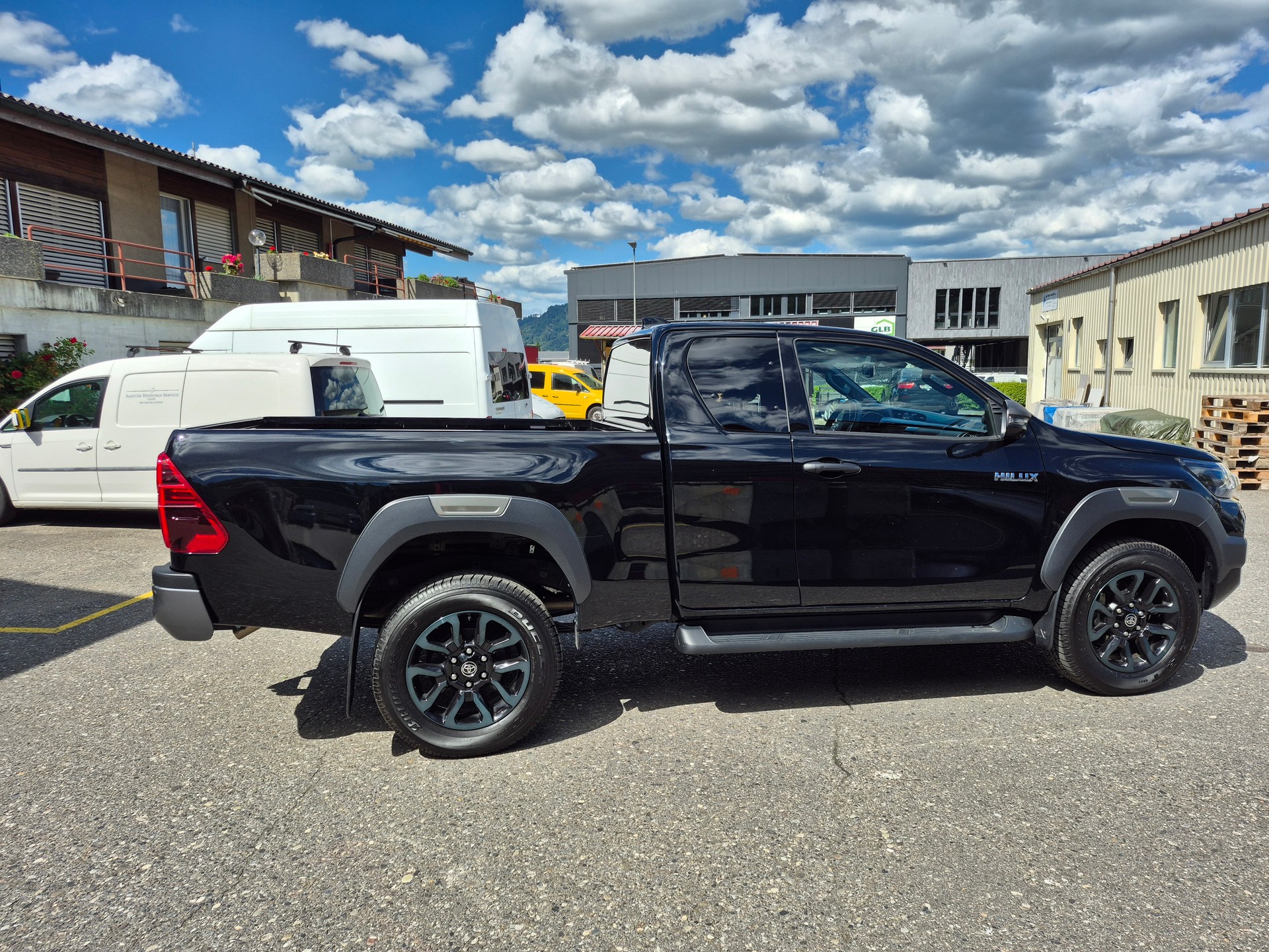 TOYOTA Hilux 2.8D-4D Invincible Extra Cab 4x4 A-image-3