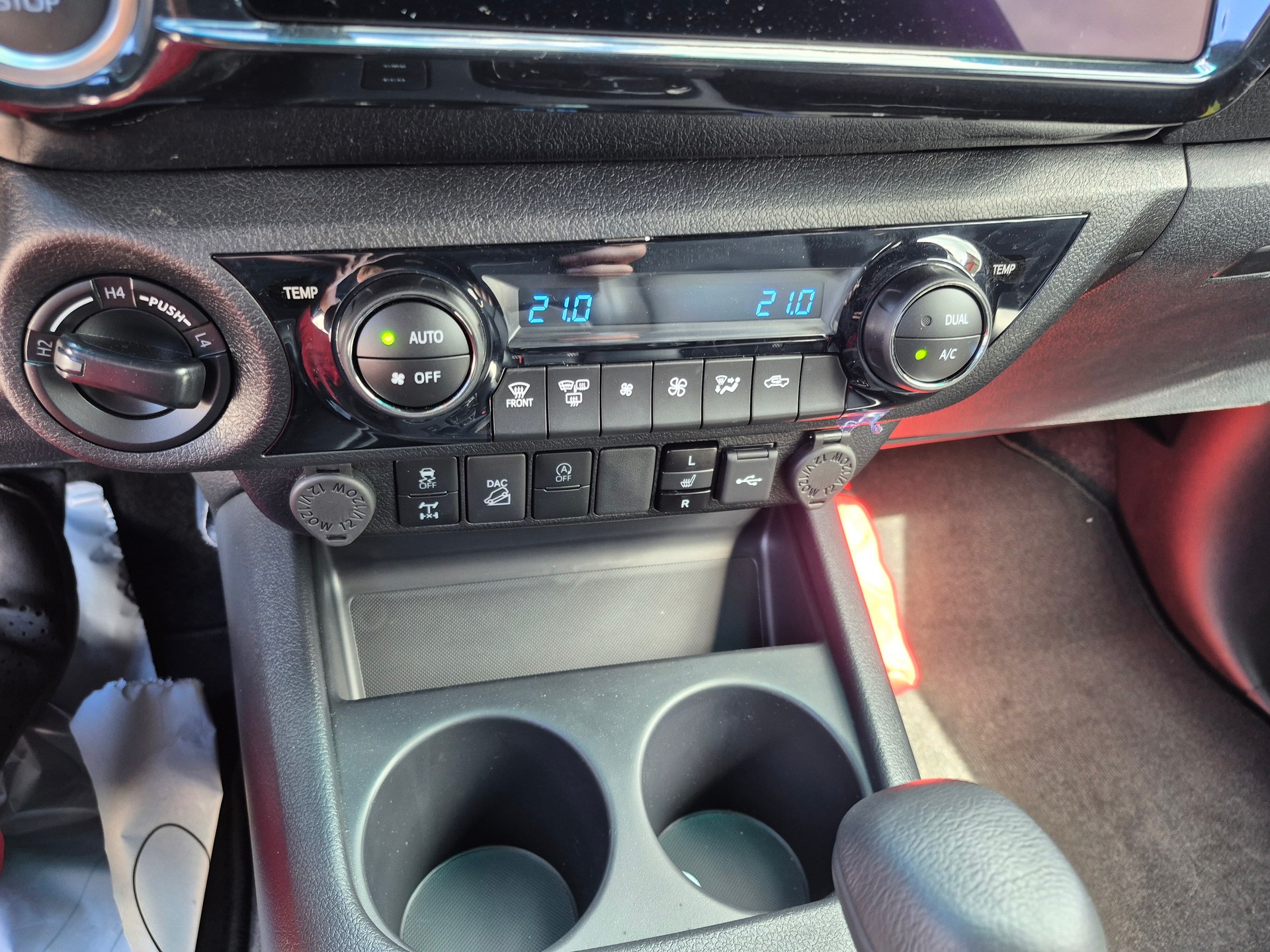 TOYOTA Hilux 2.8D-4D Invincible Extra Cab 4x4 A-image-17