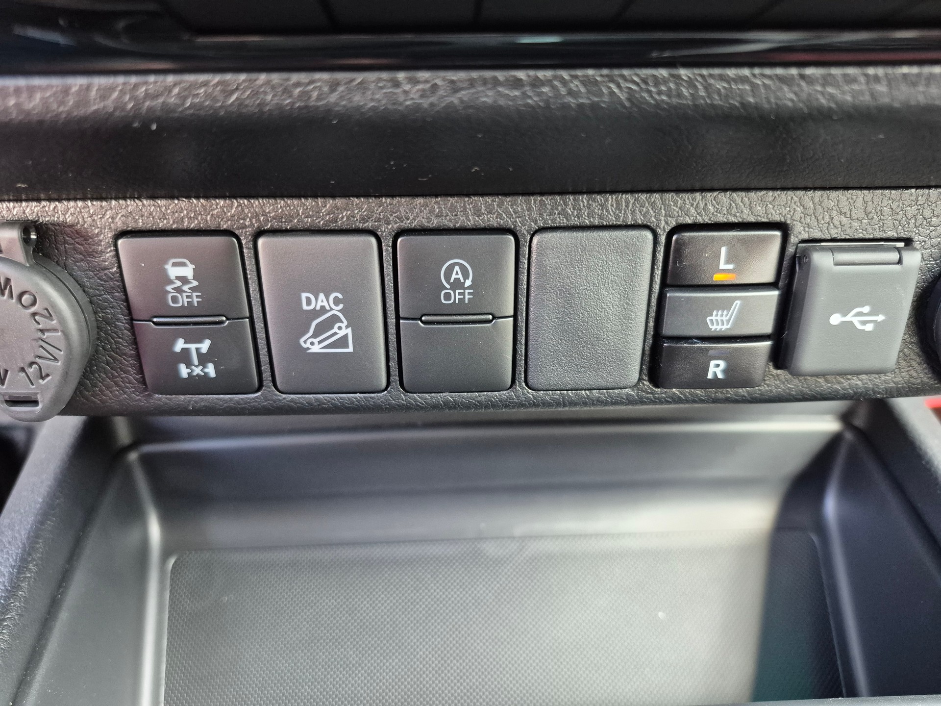 TOYOTA Hilux 2.8D-4D Invincible Extra Cab 4x4 A-image-18