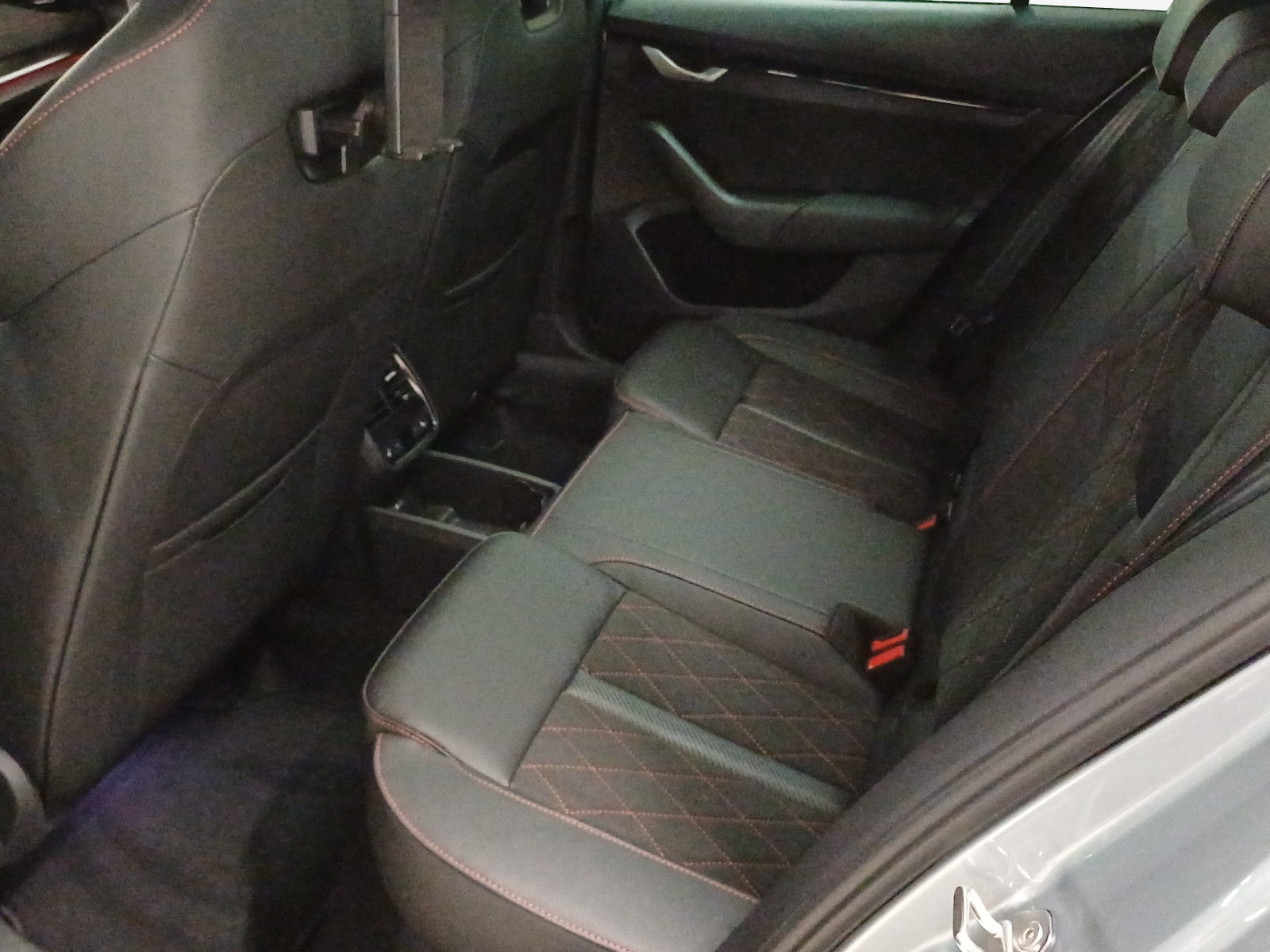 SKODA Octavia Combi 2.0 TSI DSG RS-image-27