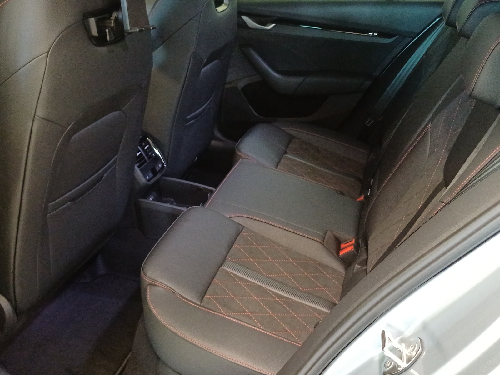 SKODA Octavia Combi 2.0 TSI DSG RS-image-11