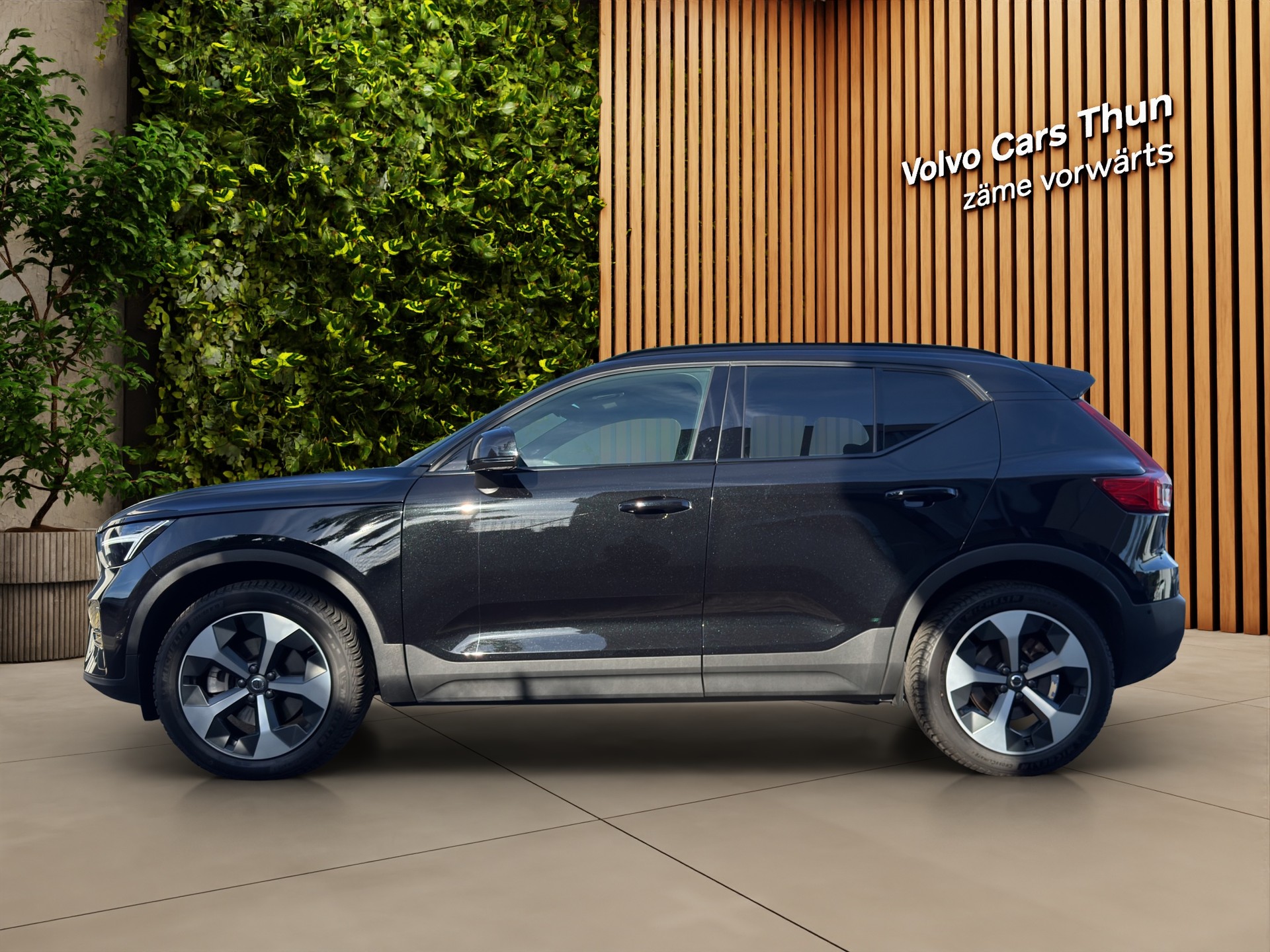 VOLVO XC40 2.0 B3 MH Plus Dark-image-4