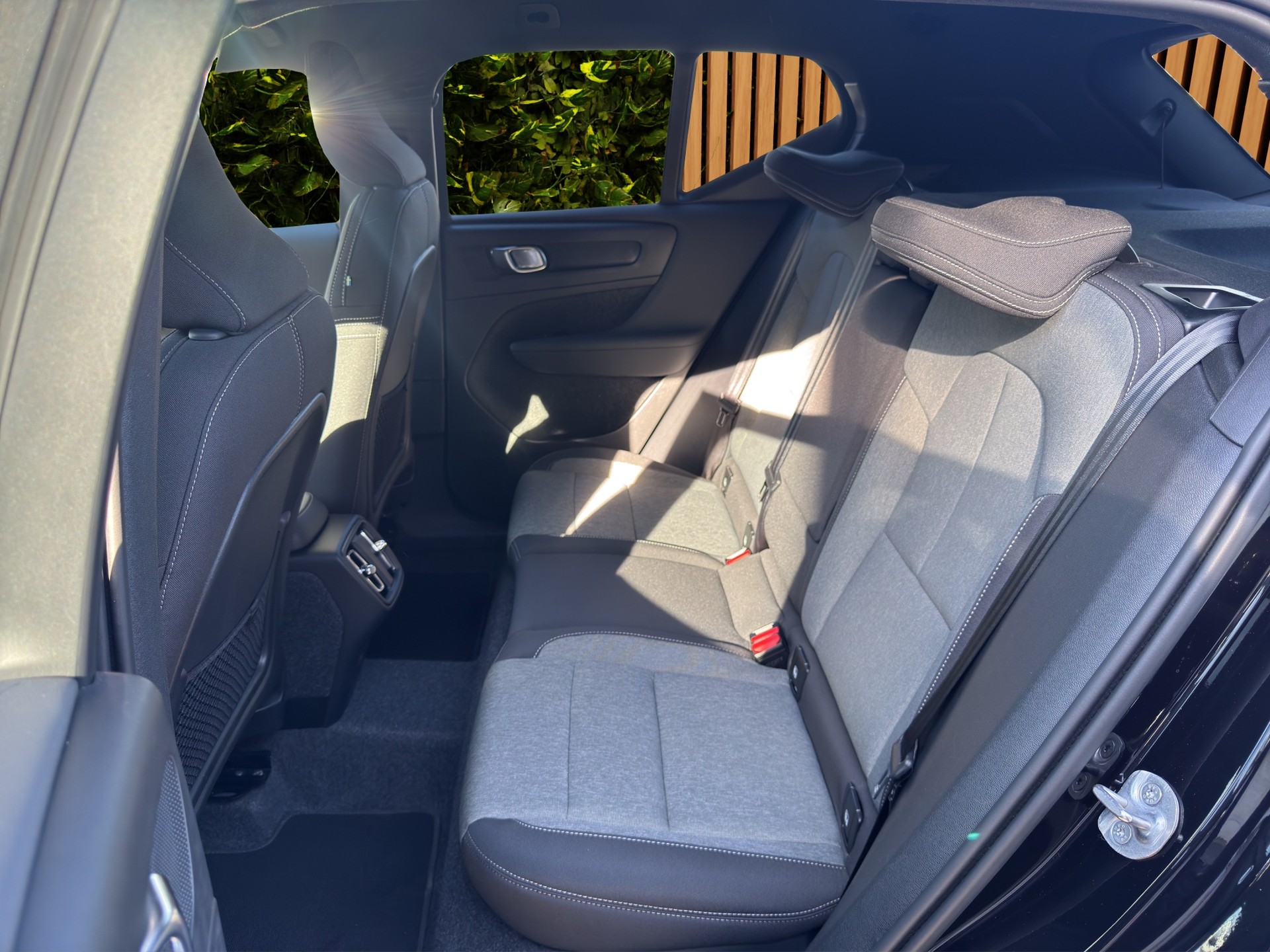 VOLVO XC40 2.0 B3 MH Plus Dark-image-14