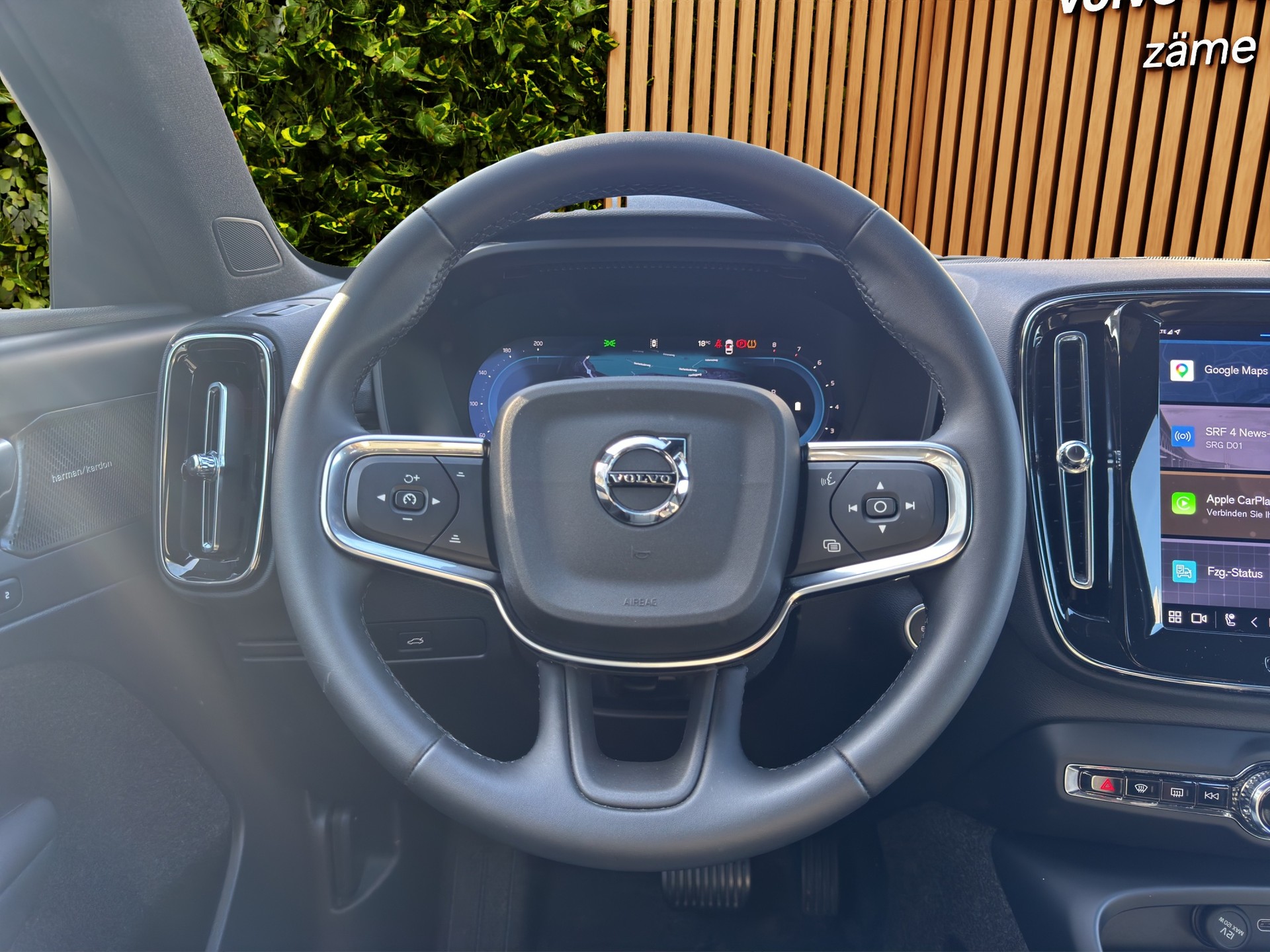 VOLVO XC40 2.0 B3 MH Plus Dark-image-10