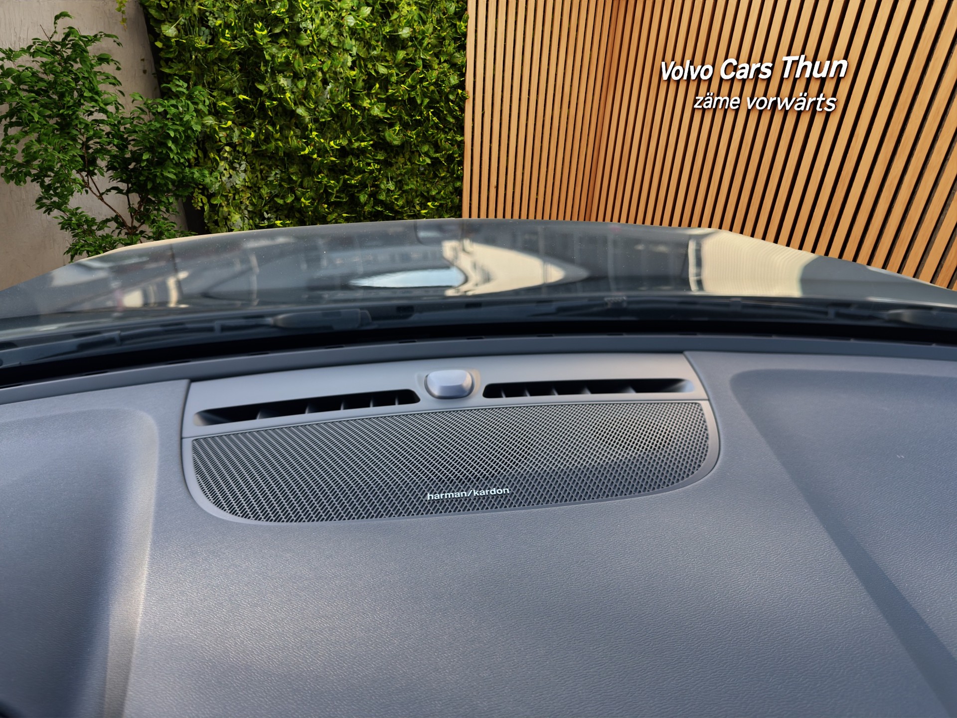 VOLVO XC40 2.0 B3 MH Plus Dark-image-13