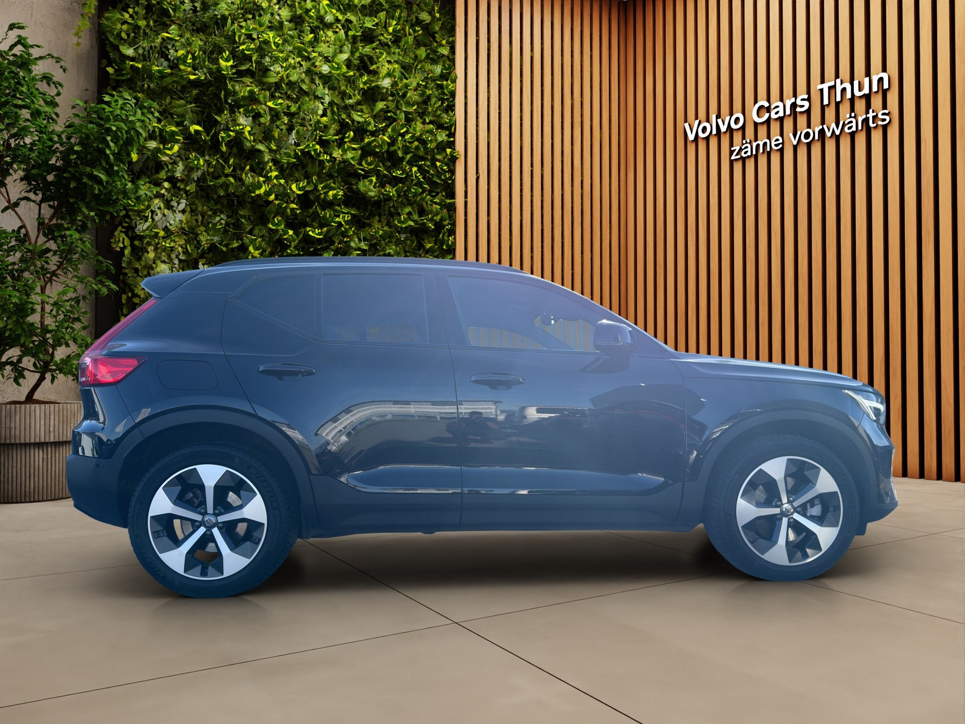 VOLVO XC40 2.0 B3 MH Plus Dark-showroom-element-3
