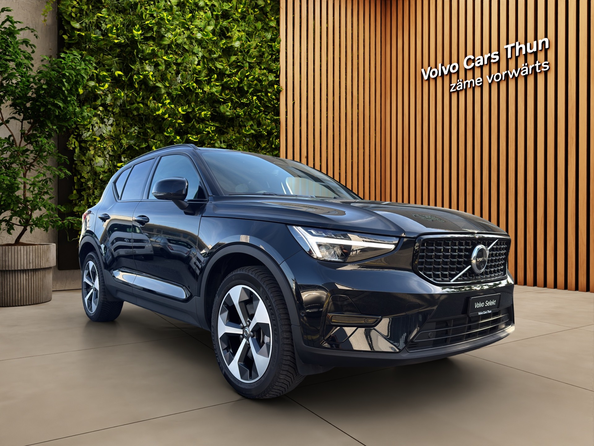 VOLVO XC40 2.0 B3 MH Plus Dark-showroom-element-2