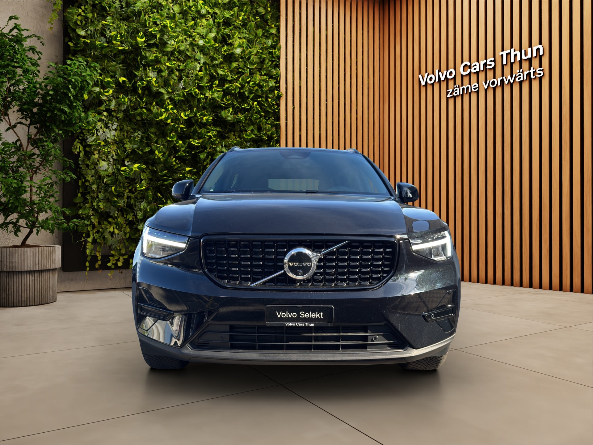 VOLVO XC40 2.0 B3 MH Plus Dark-showroom-element-1