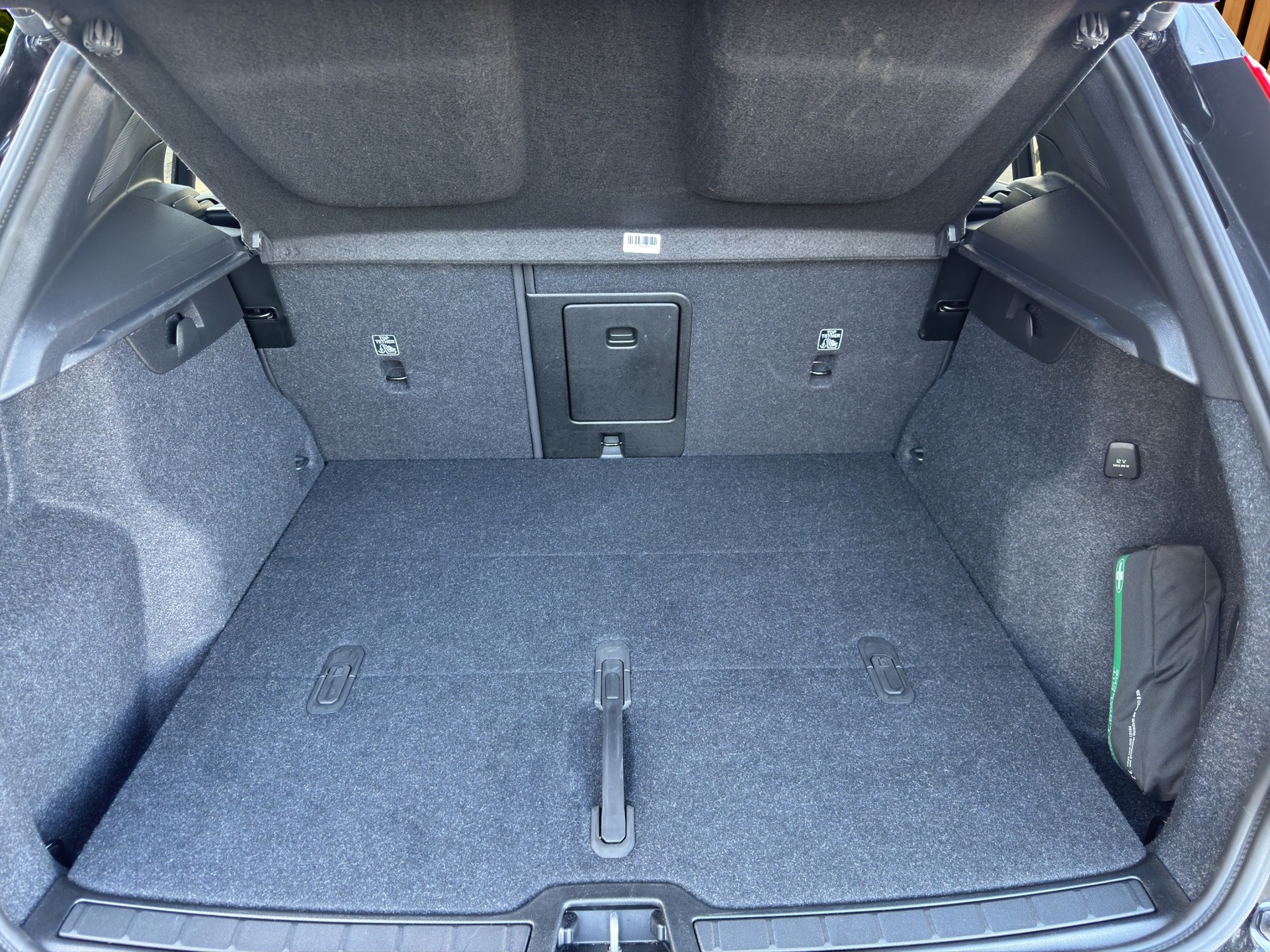 VOLVO XC40 2.0 B3 MH Plus Dark-image-15
