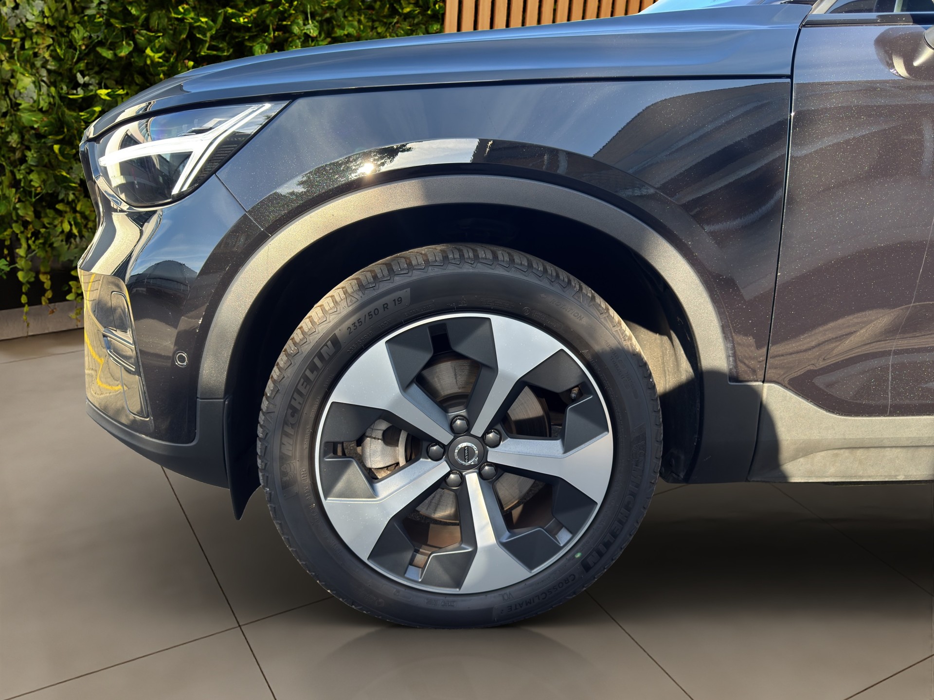 VOLVO XC40 2.0 B3 MH Plus Dark-image-7