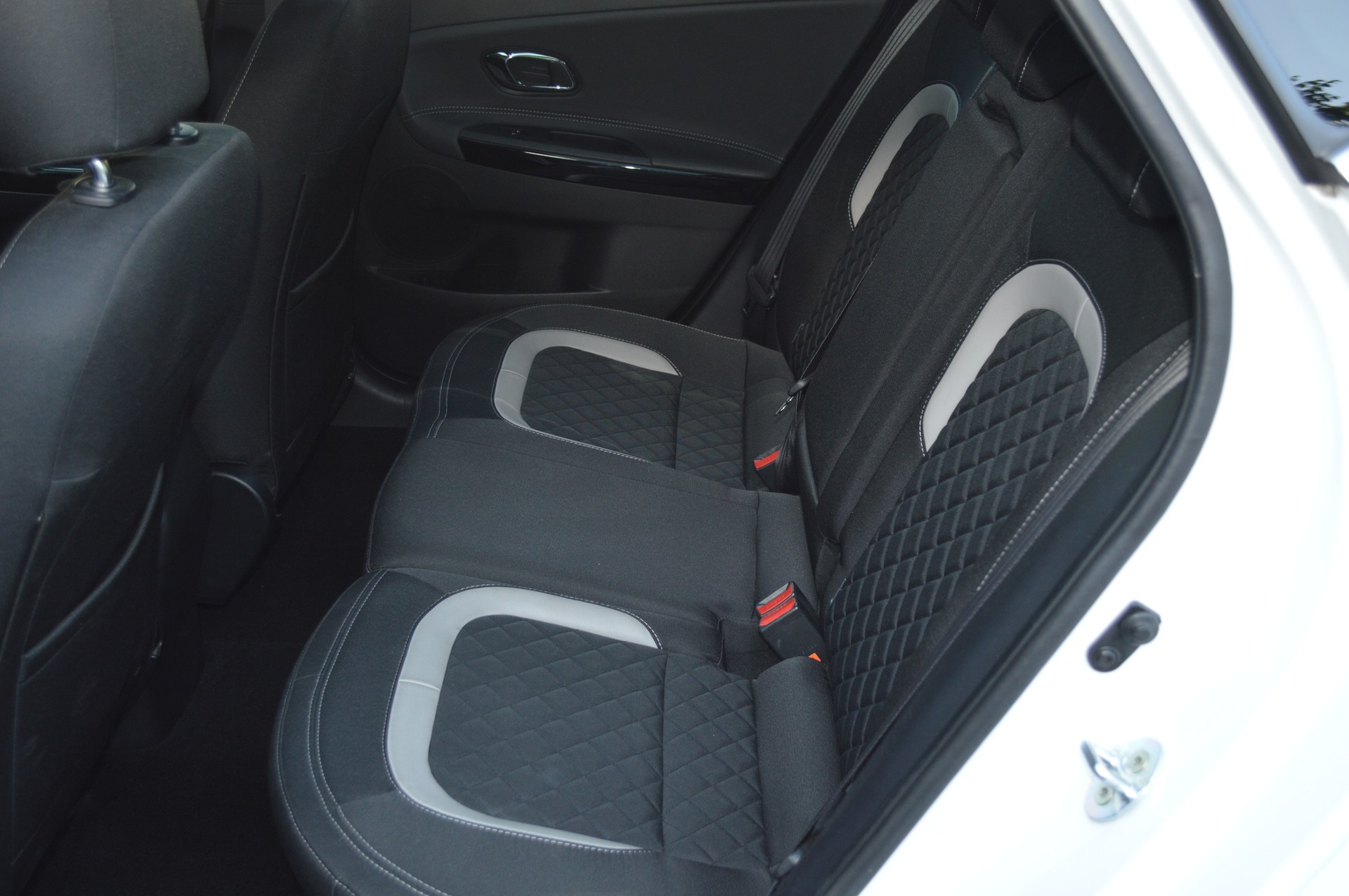 KIA Cee'd 1.6 CRDi Swiss Champion DCT-image-9