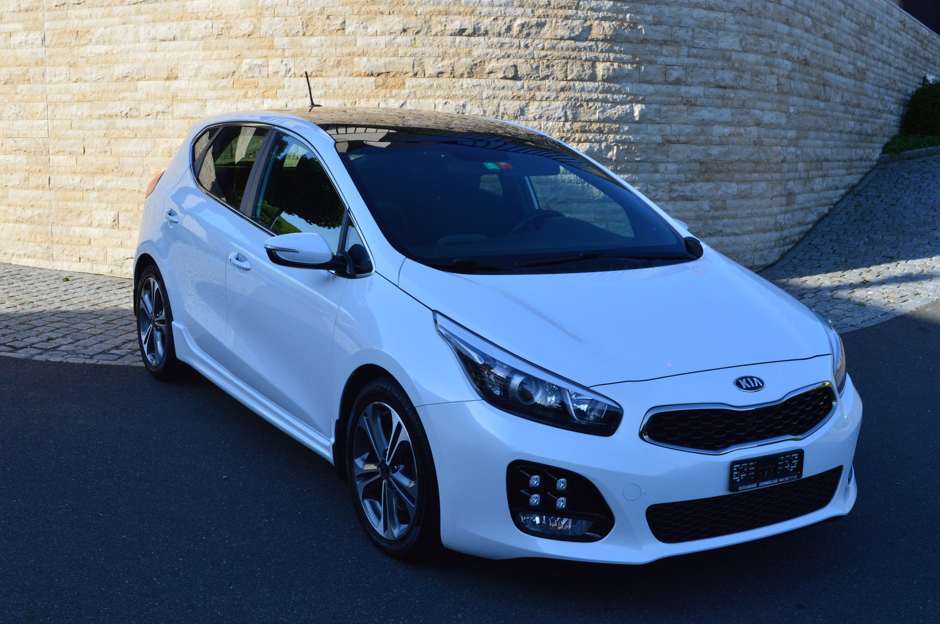 KIA Cee'd 1.6 CRDi Swiss Champion DCT-image-1