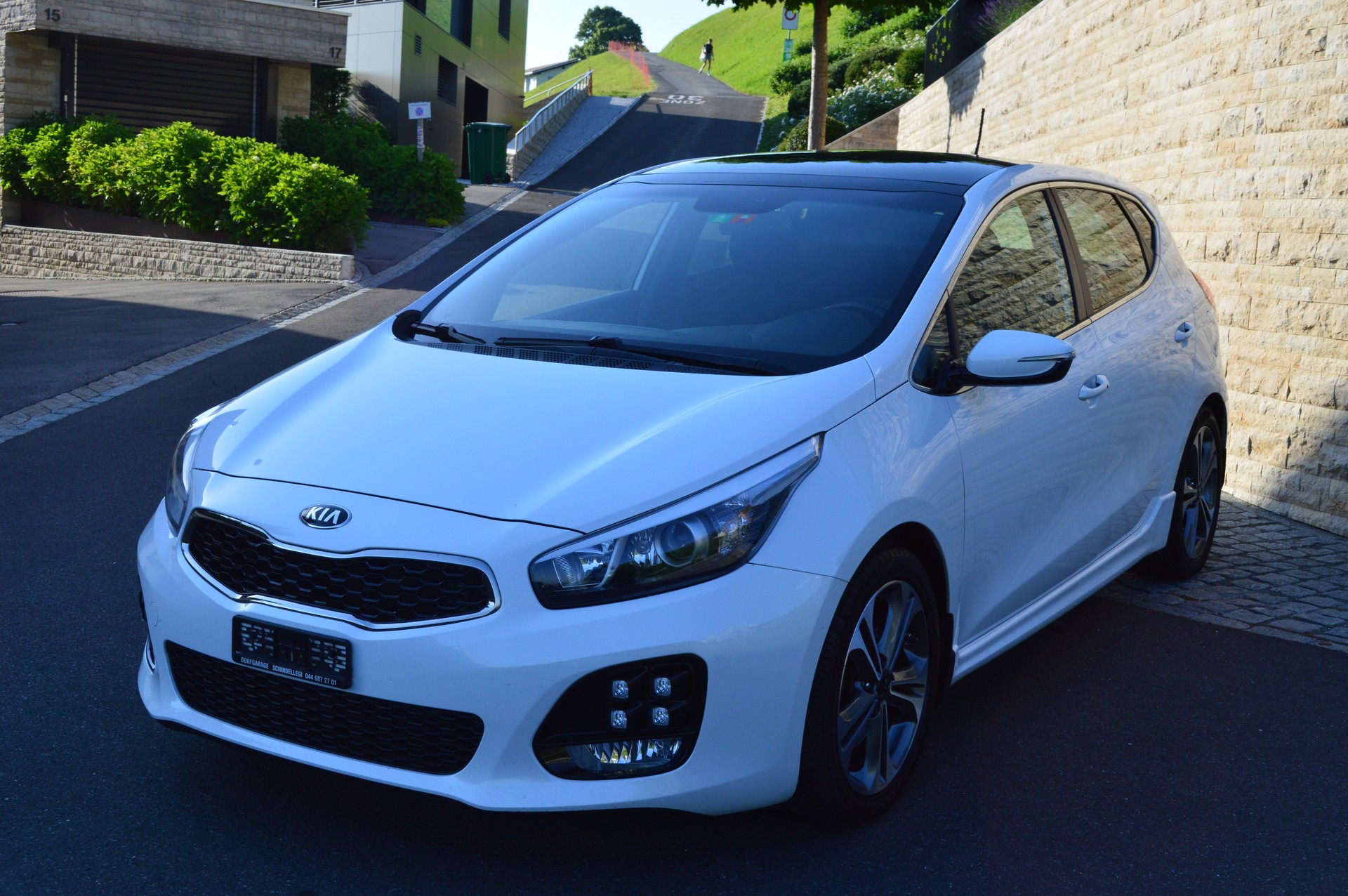 KIA Cee'd 1.6 CRDi Swiss Champion DCT-image-2