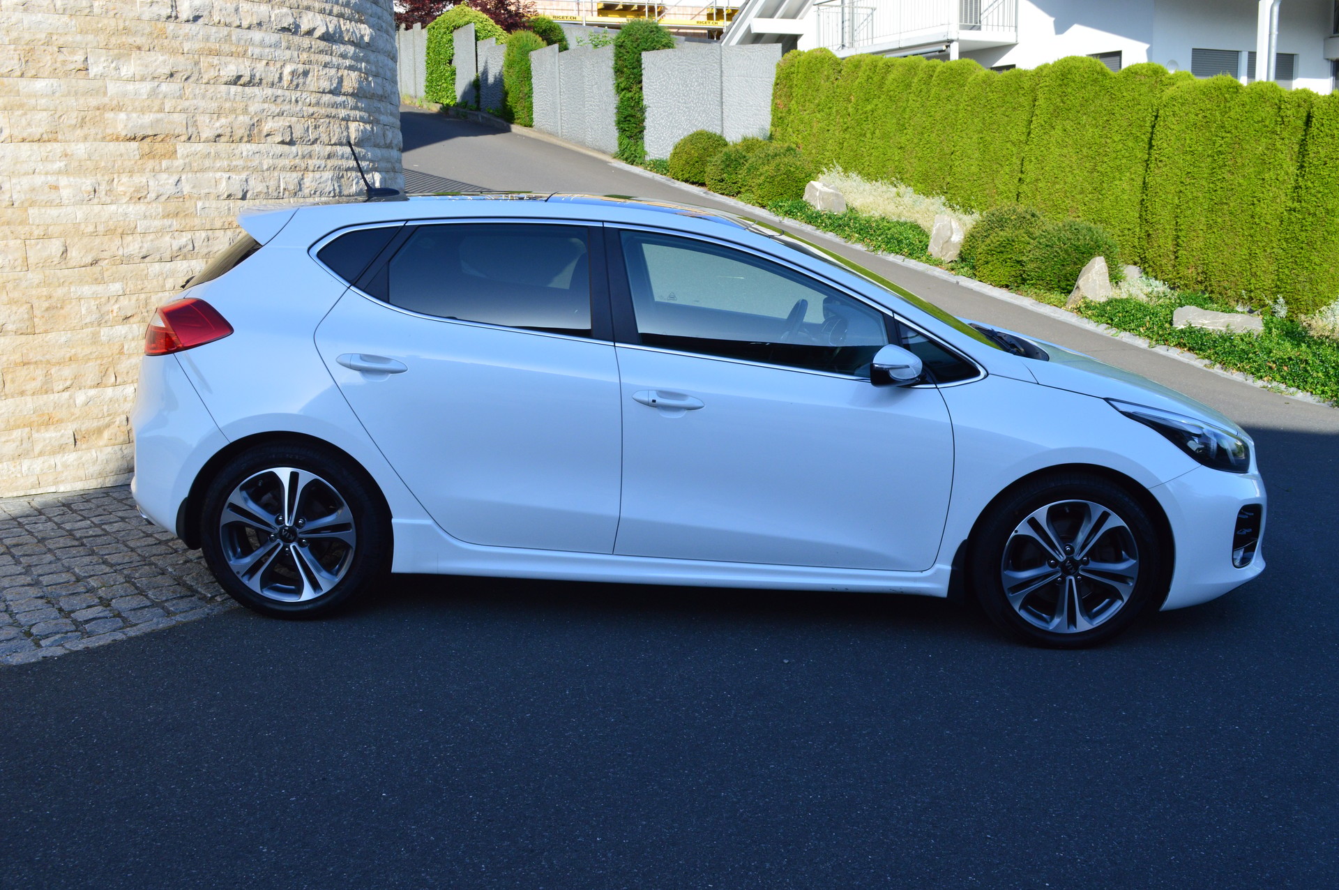 KIA Cee'd 1.6 CRDi Swiss Champion DCT-image-3