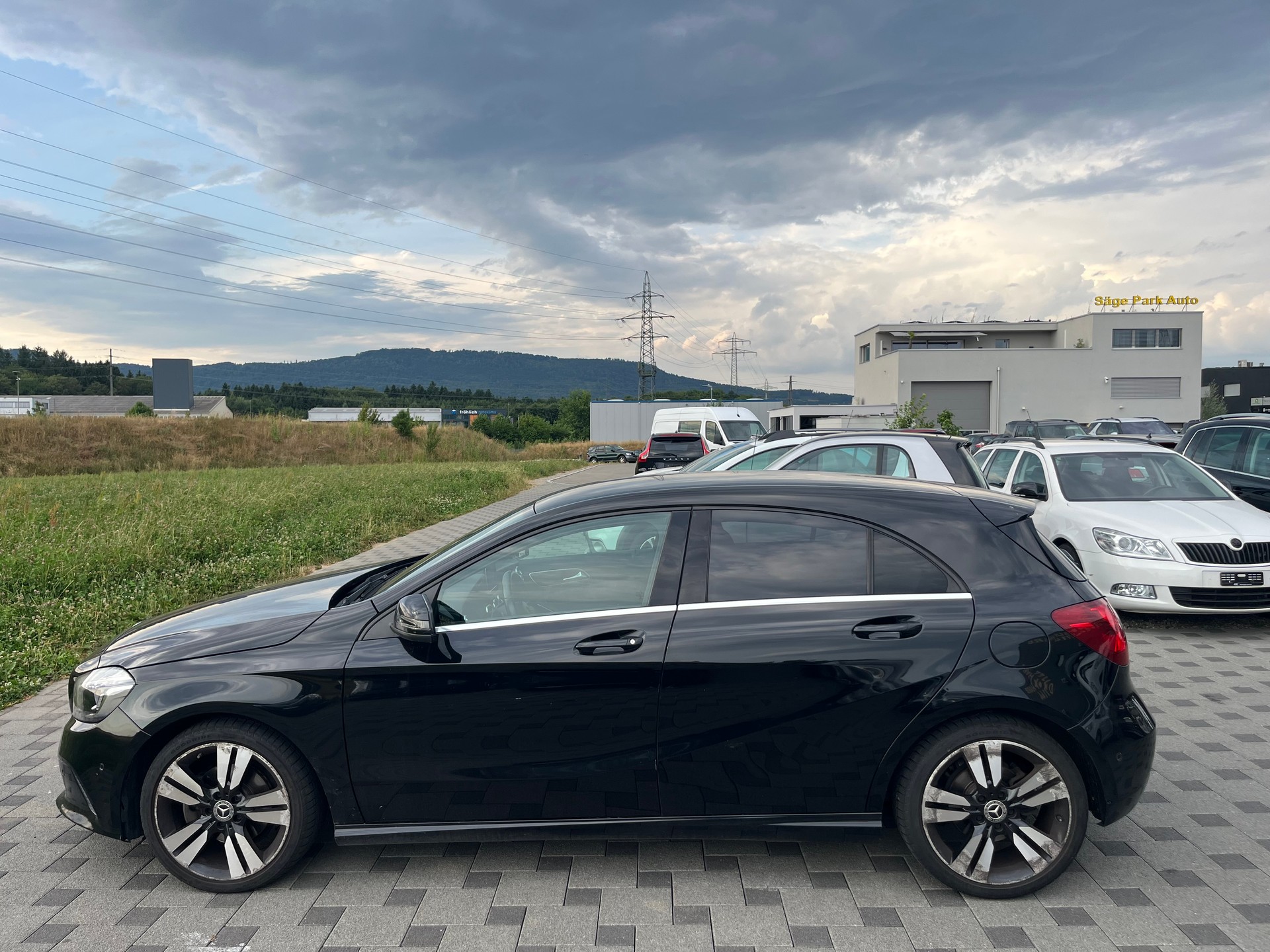 MERCEDES-BENZ A 180 AMG Line 7G-DCT-image-4