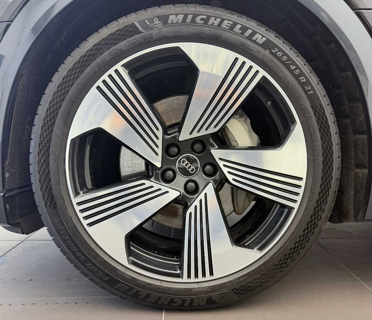 AUDI e-tron 55 quattro-showroom-element-2