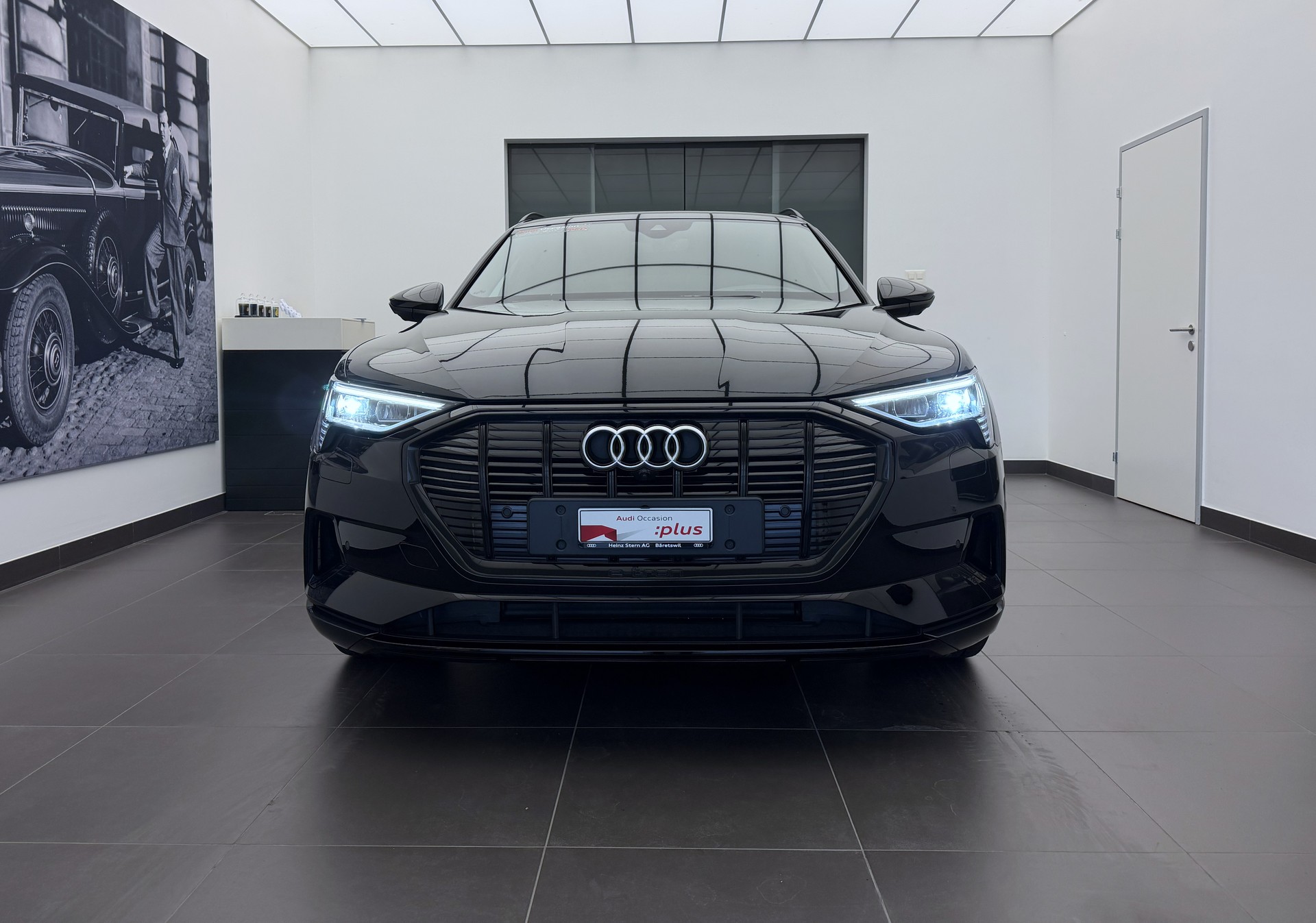 AUDI e-tron 55 quattro-image-1
