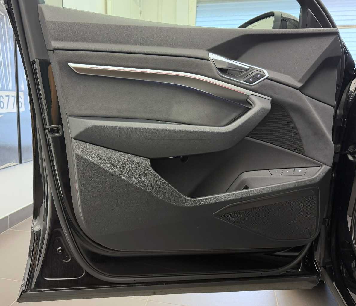 AUDI e-tron 55 quattro-showroom-element-3