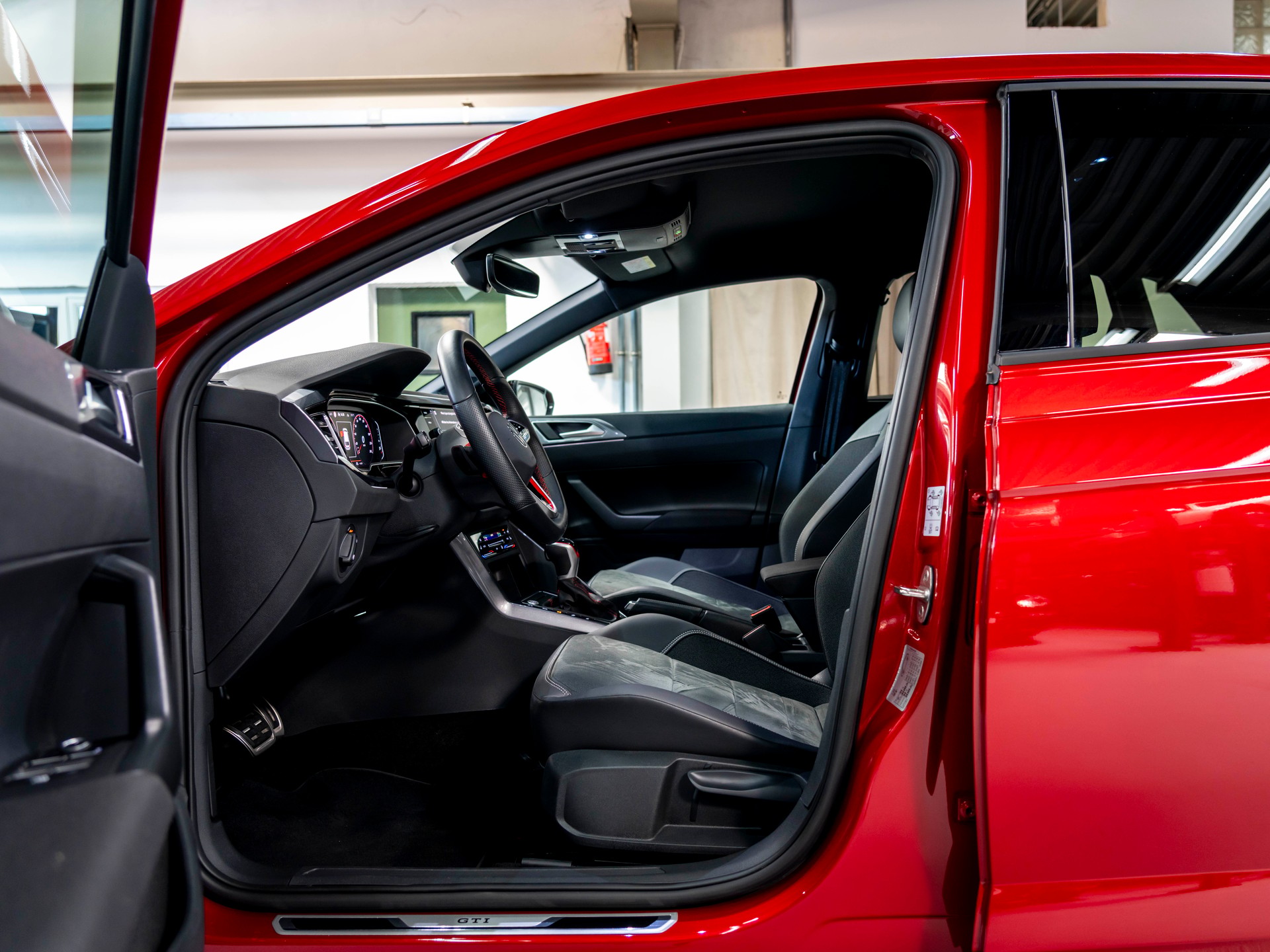 VW Polo 2.0 TSI GTI DSG-image-18