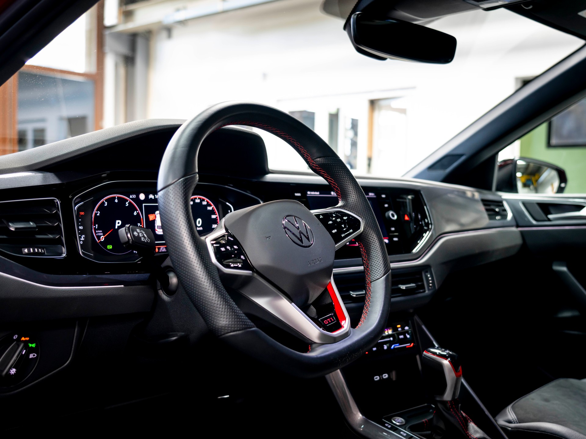 VW Polo 2.0 TSI GTI DSG-image-14