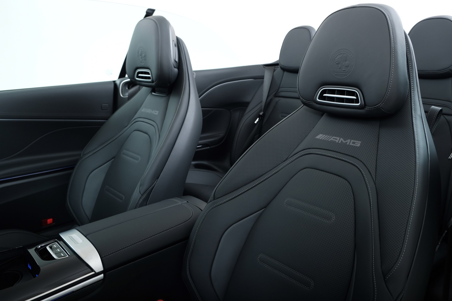 MERCEDES-BENZ CLE AMG 53 Cabrio 4Matic+ 9G-Tronic-image-13