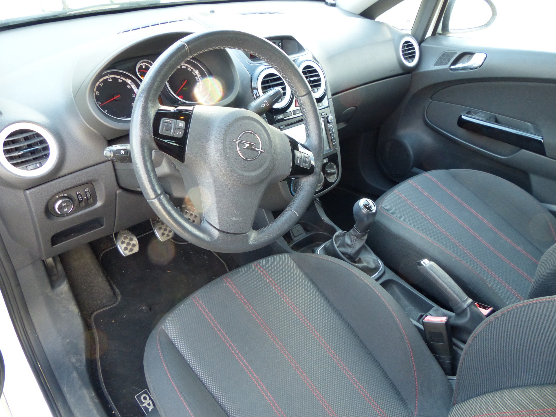 OPEL Corsa 1.6 Turbo Color Edition-image-19
