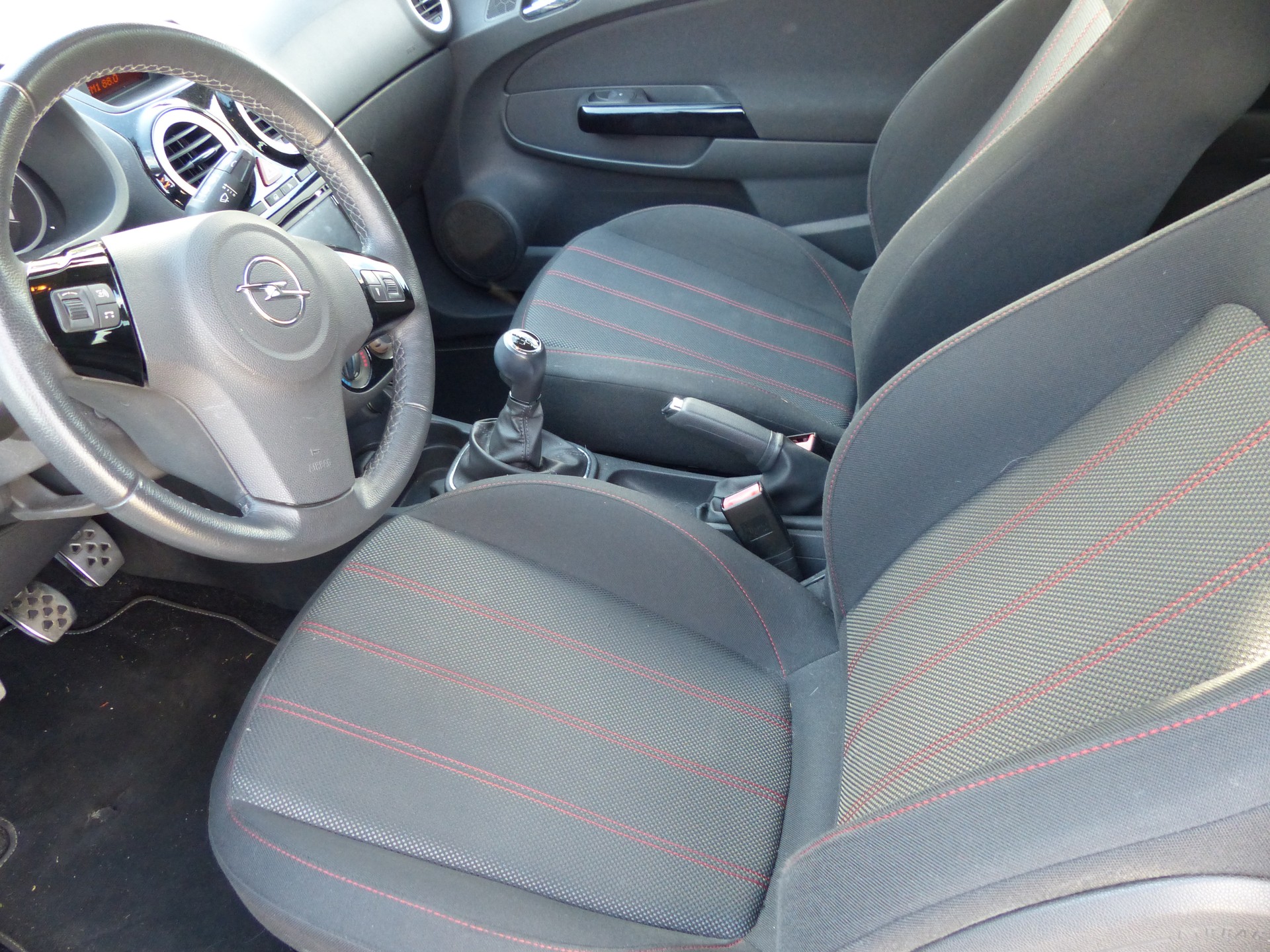 OPEL Corsa 1.6 Turbo Color Edition-image-21