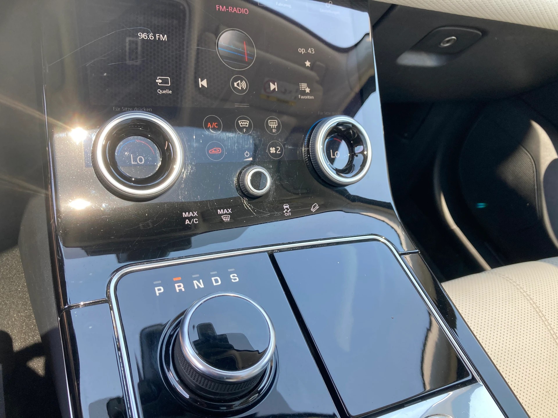 LAND ROVER Range Rover Velar P 300 Automatic mit Anhängerkupplung-image-10