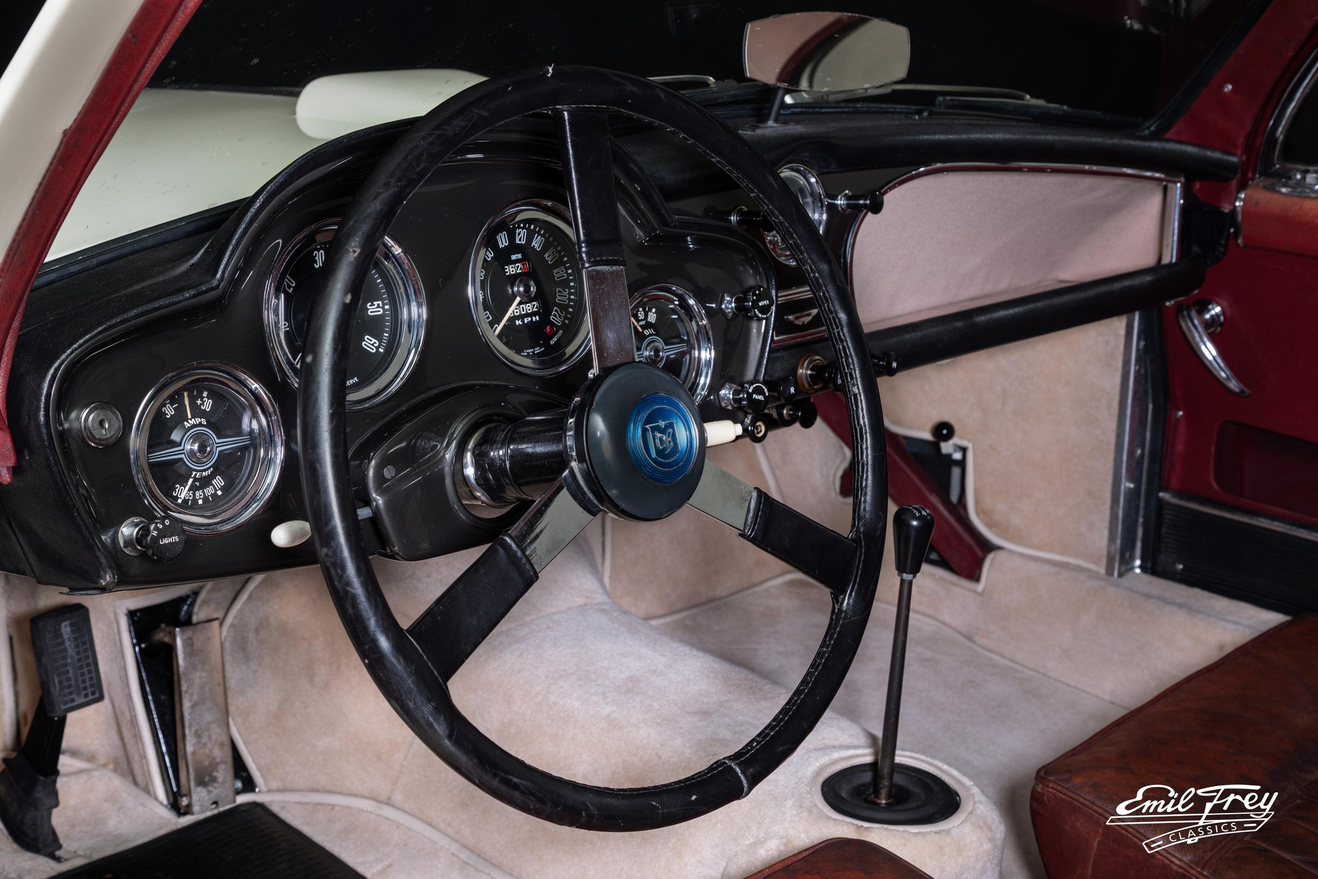 ASTON MARTIN MK III FHC-showroom-element-3