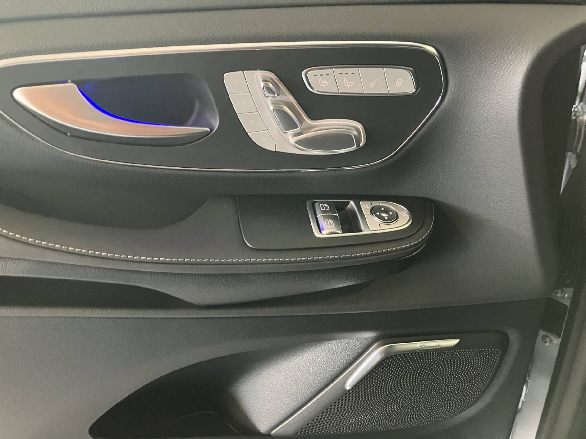 MERCEDES-BENZ V 300 d Exclusive Swiss Edit.-image-12