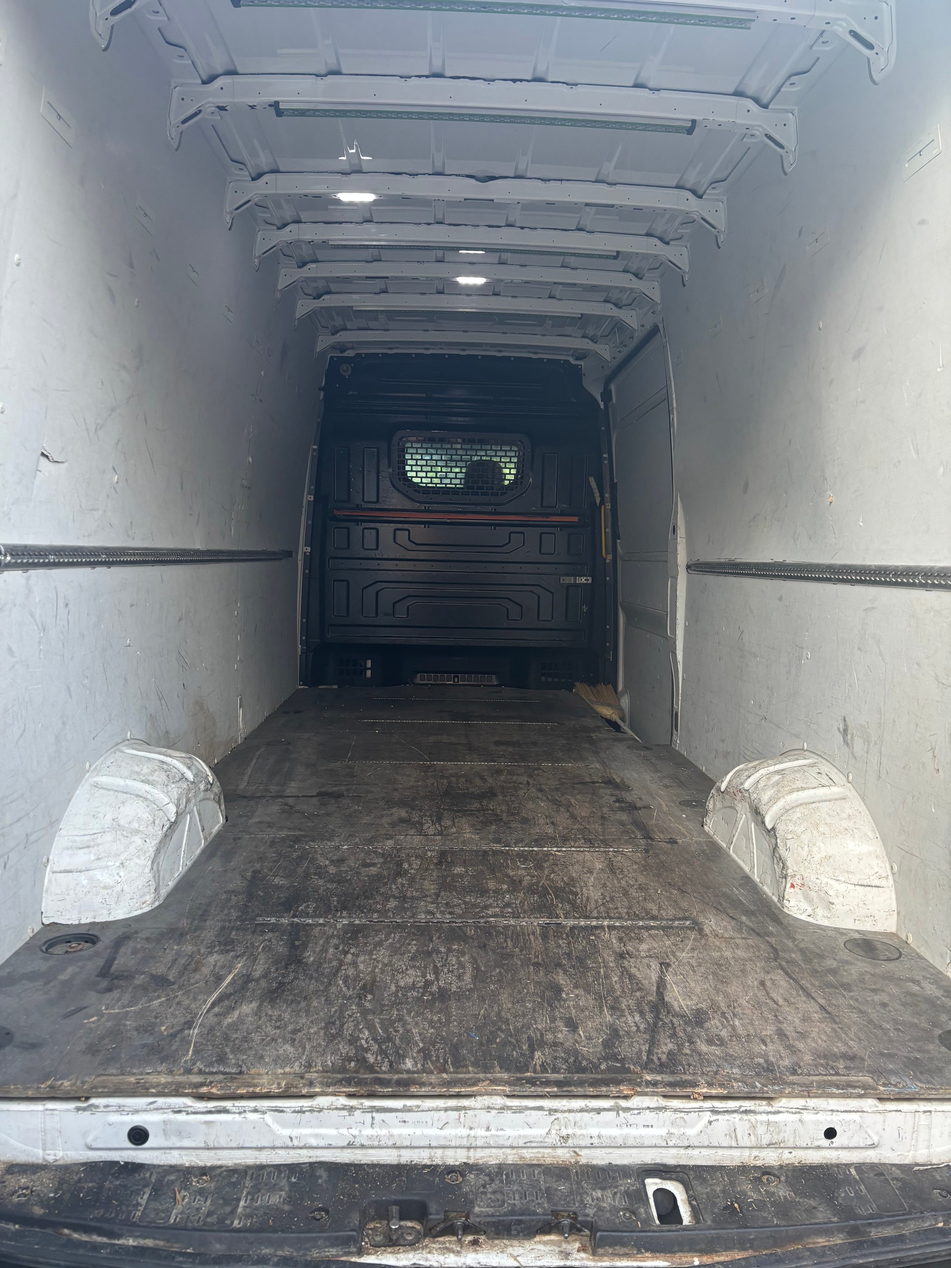 VW CRAFTER 4x4 L4 H3-image-4