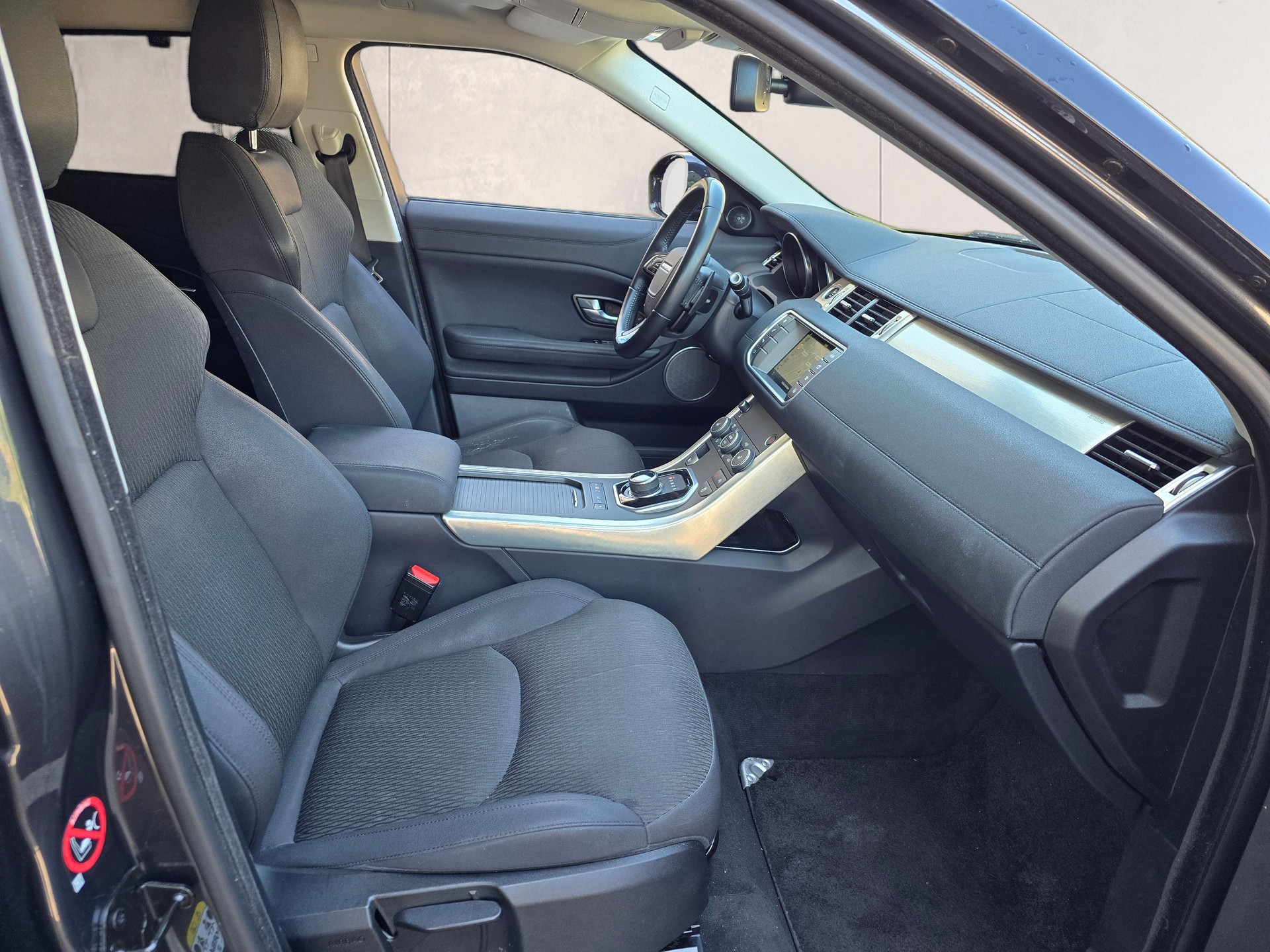 LAND ROVER Range Rover Evoque 2.0 TD4 SE Advantage AT9-image-12