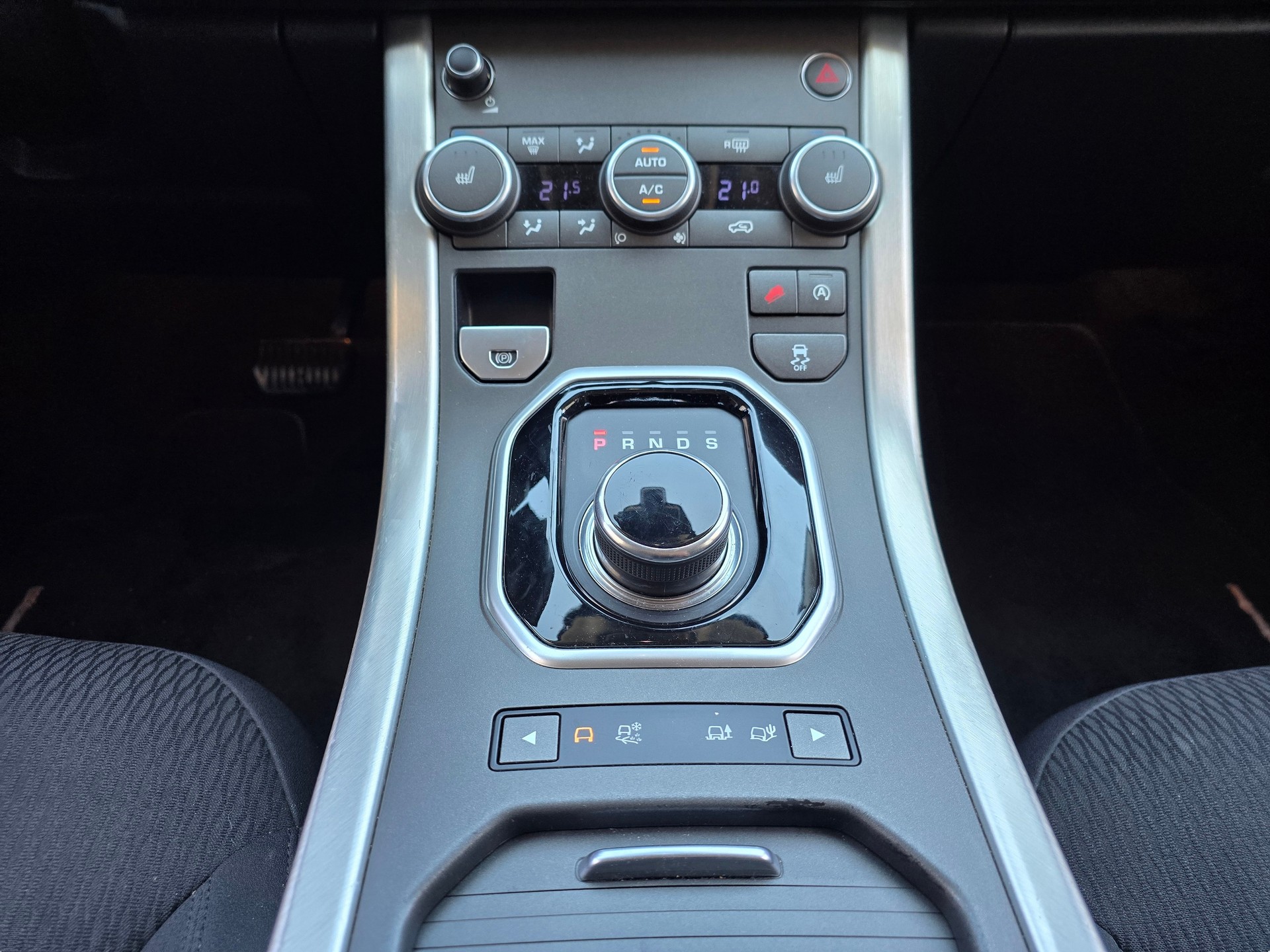 LAND ROVER Range Rover Evoque 2.0 TD4 SE Advantage AT9-image-17