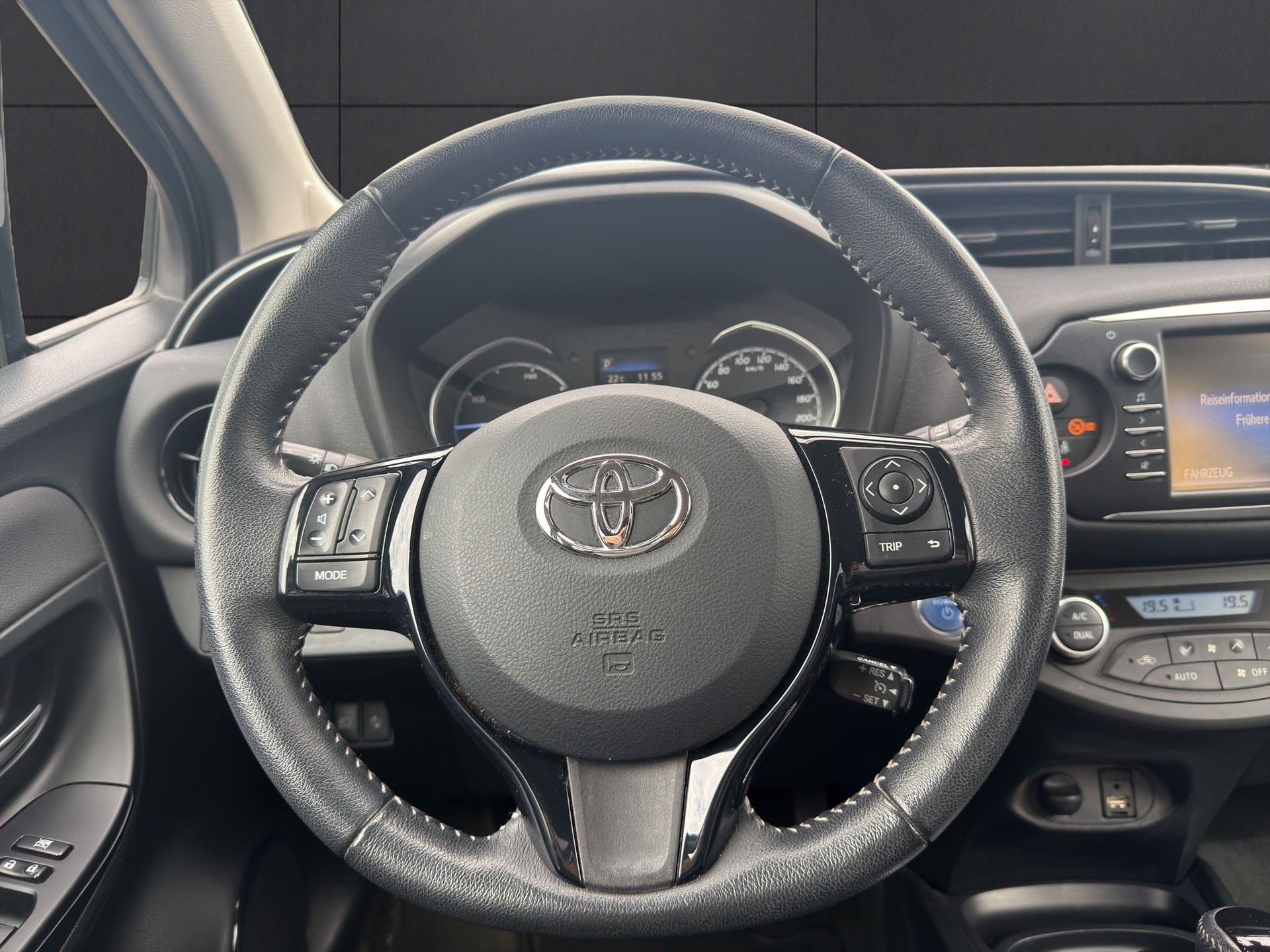 TOYOTA Yaris 1.5 VVT-i Hybrid Trend e-CVT-image-11
