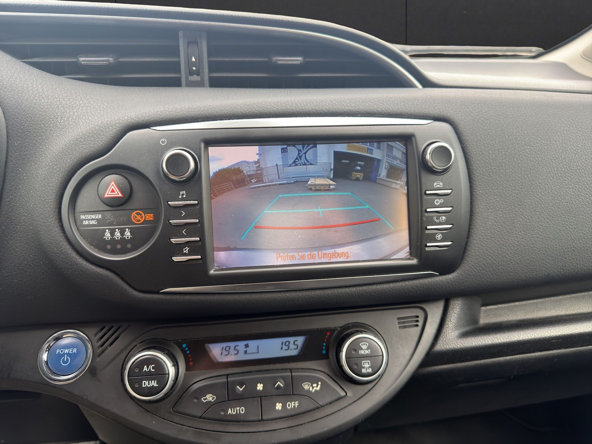 TOYOTA Yaris 1.5 VVT-i Hybrid Trend e-CVT-image-12